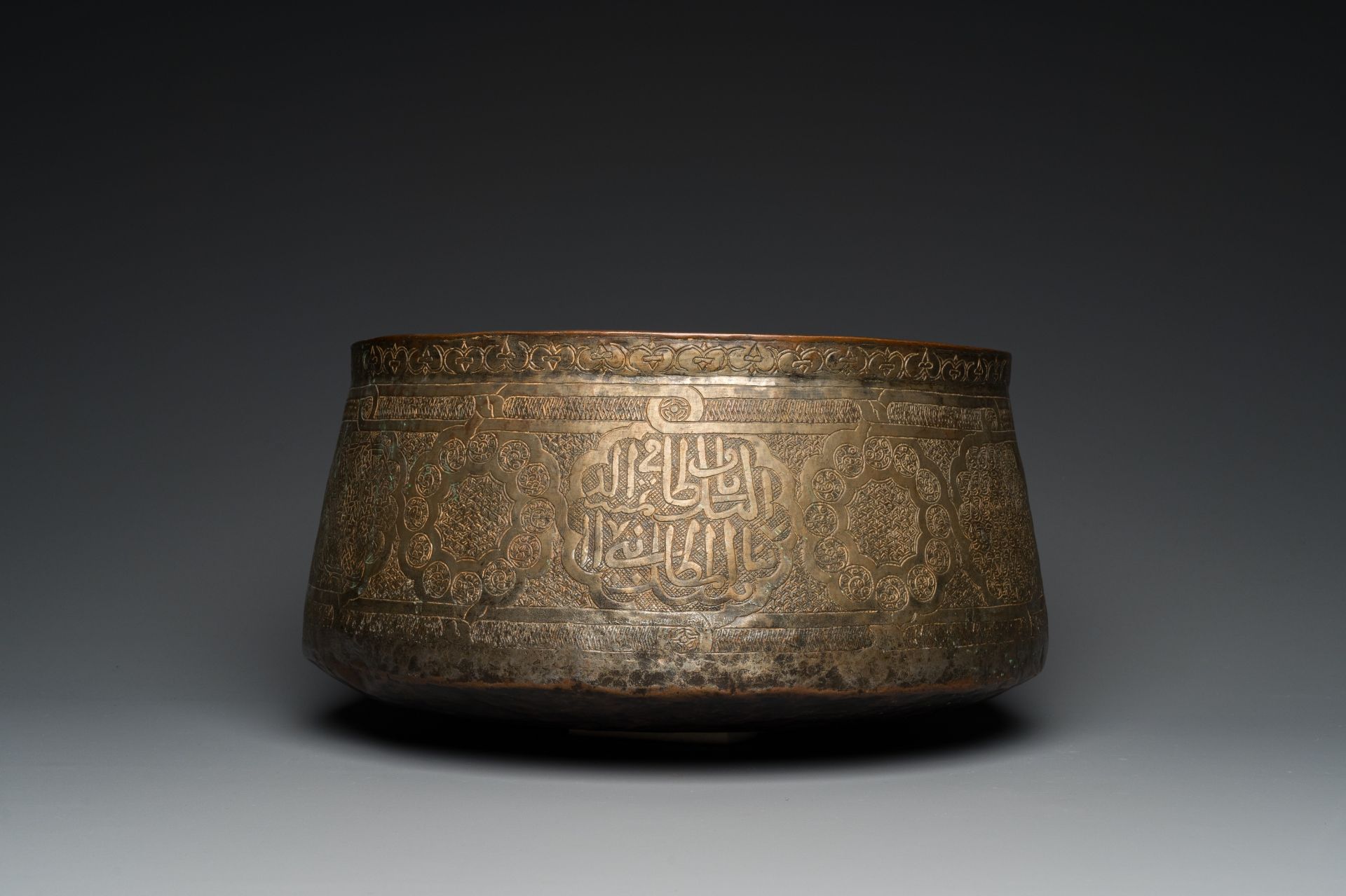 A large Islamic engraved bronze basin with calligraphic design, probably Egypt, 18/19th C. - Image 5 of 8