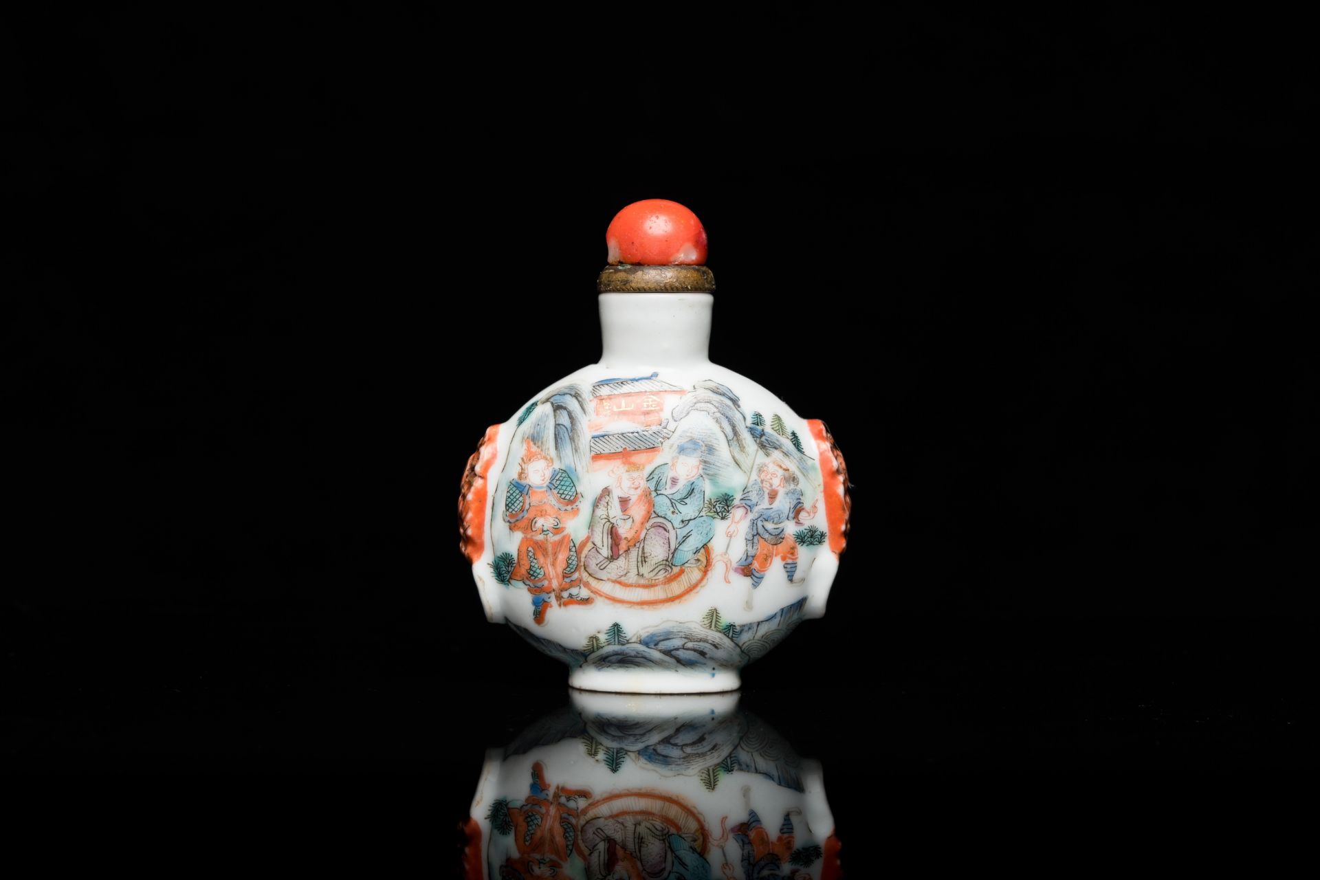 A Chinese famille rose snuff bottle, Qianlong mark, 19th C. - Image 3 of 6