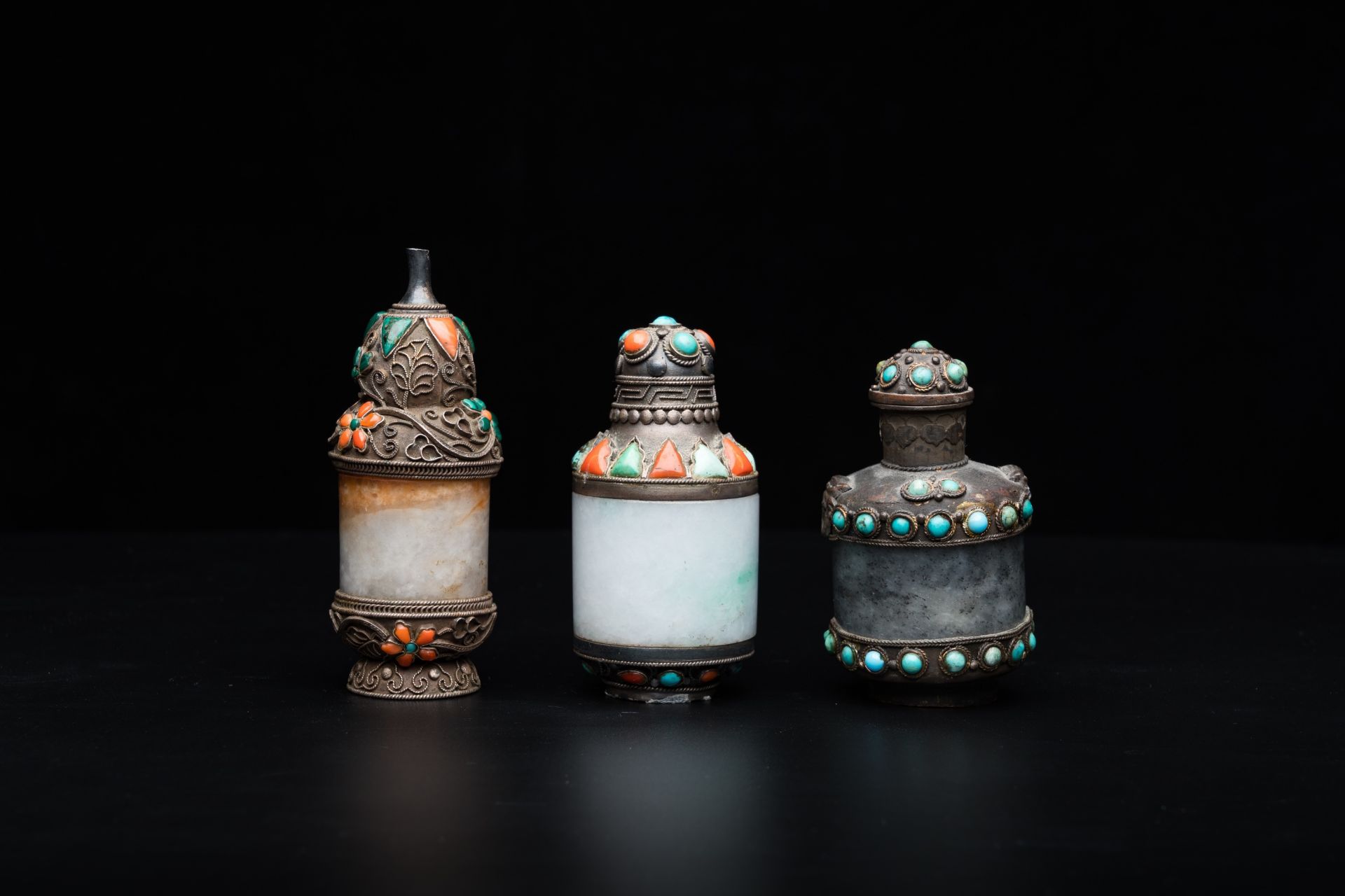 Four Chinese inlaid silver-mounted jade snuff bottles, 19/20th C. - Image 5 of 16