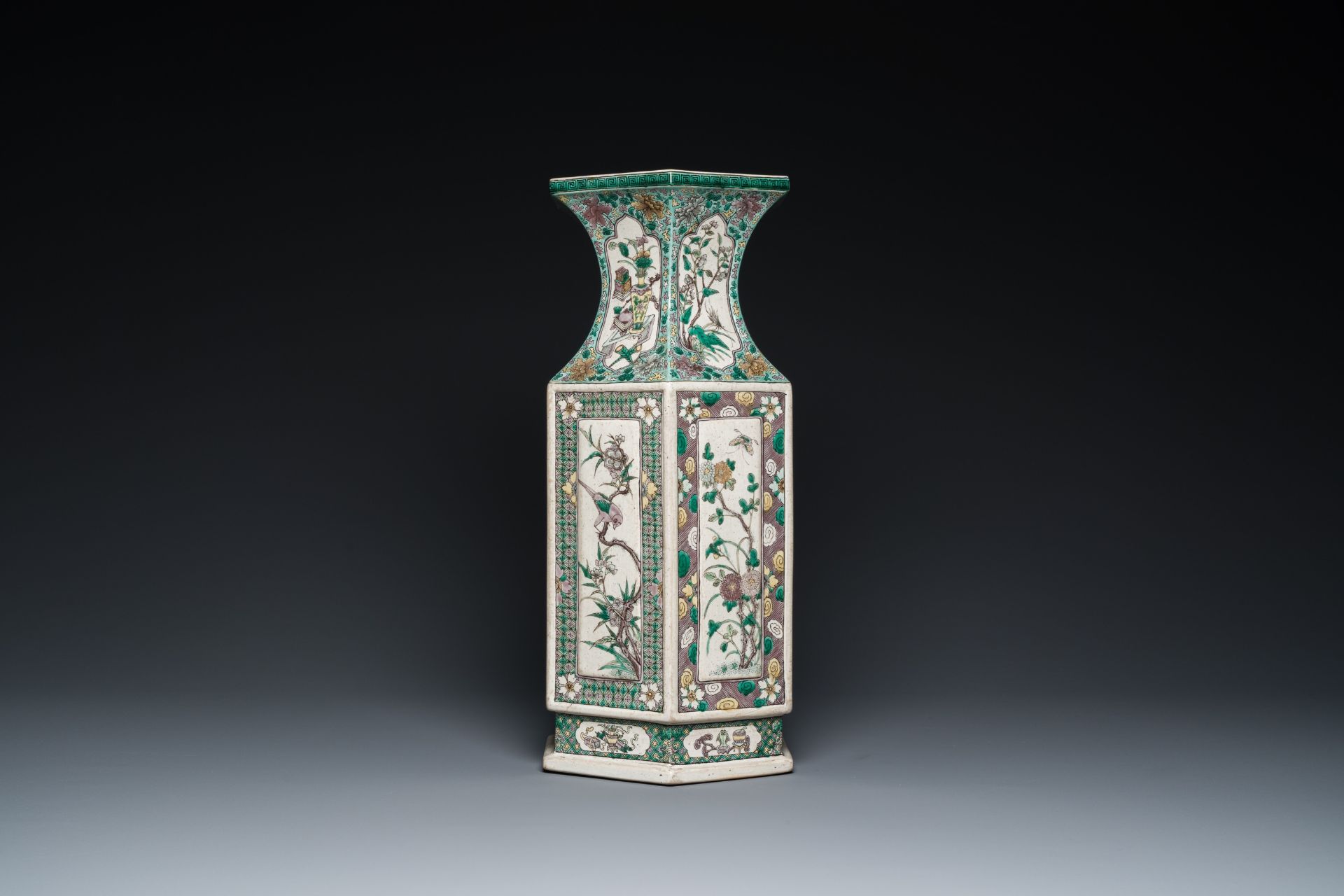 A Chinese hexagonal verte biscuit vase, 19th C. - Image 4 of 6