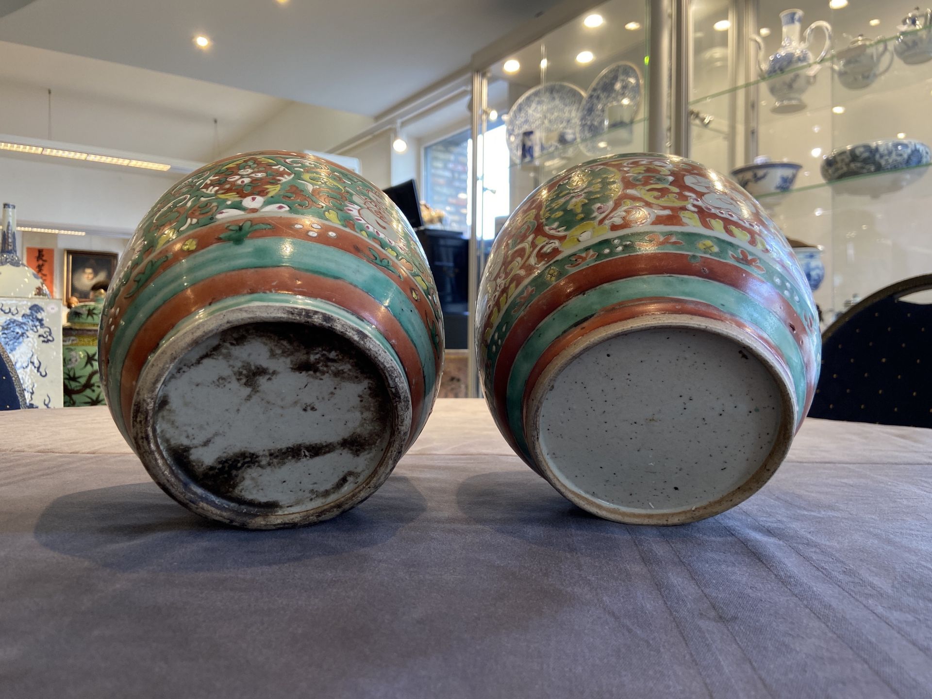 Two large Chinese 'Bencharong' bowls and covers for the Thai market, 18/19th C. - Image 17 of 20