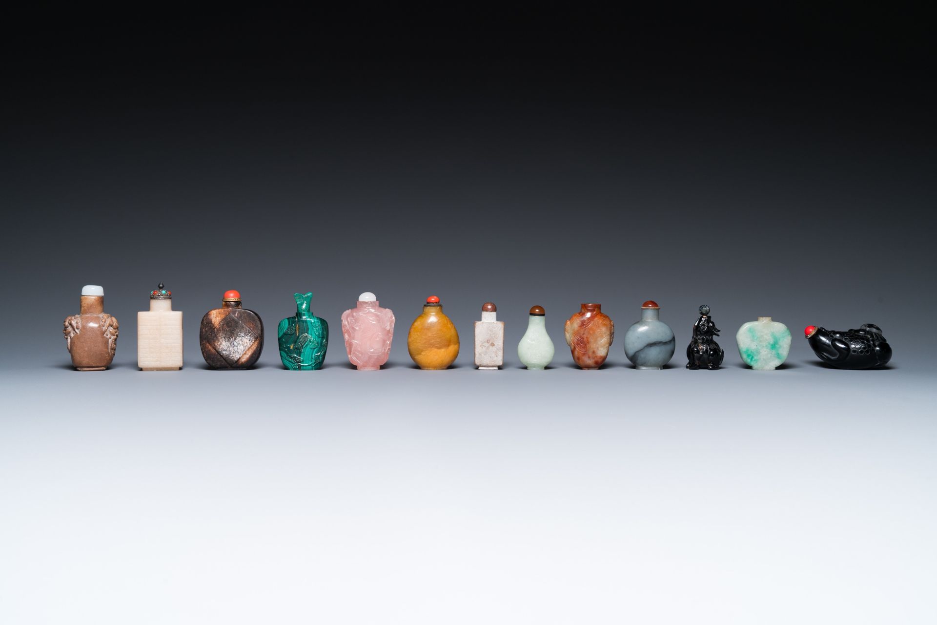 15 Chinese hardstone, glass and walnut snuff bottles, 19/20th C. - Image 2 of 15