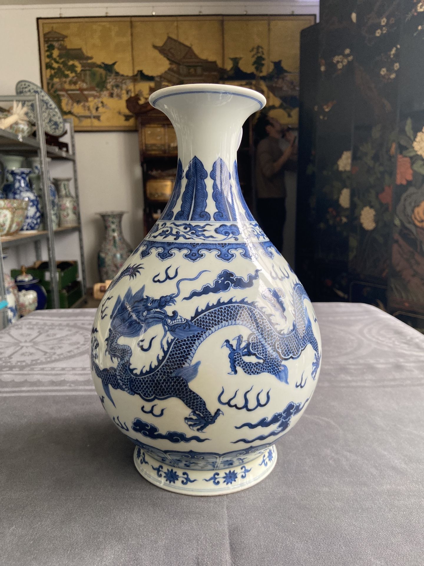 A Chinese blue and white 'yuhuchunping' 'dragon' vase on wooden stand, Qianlong mark, 19/20th C. - Bild 9 aus 27