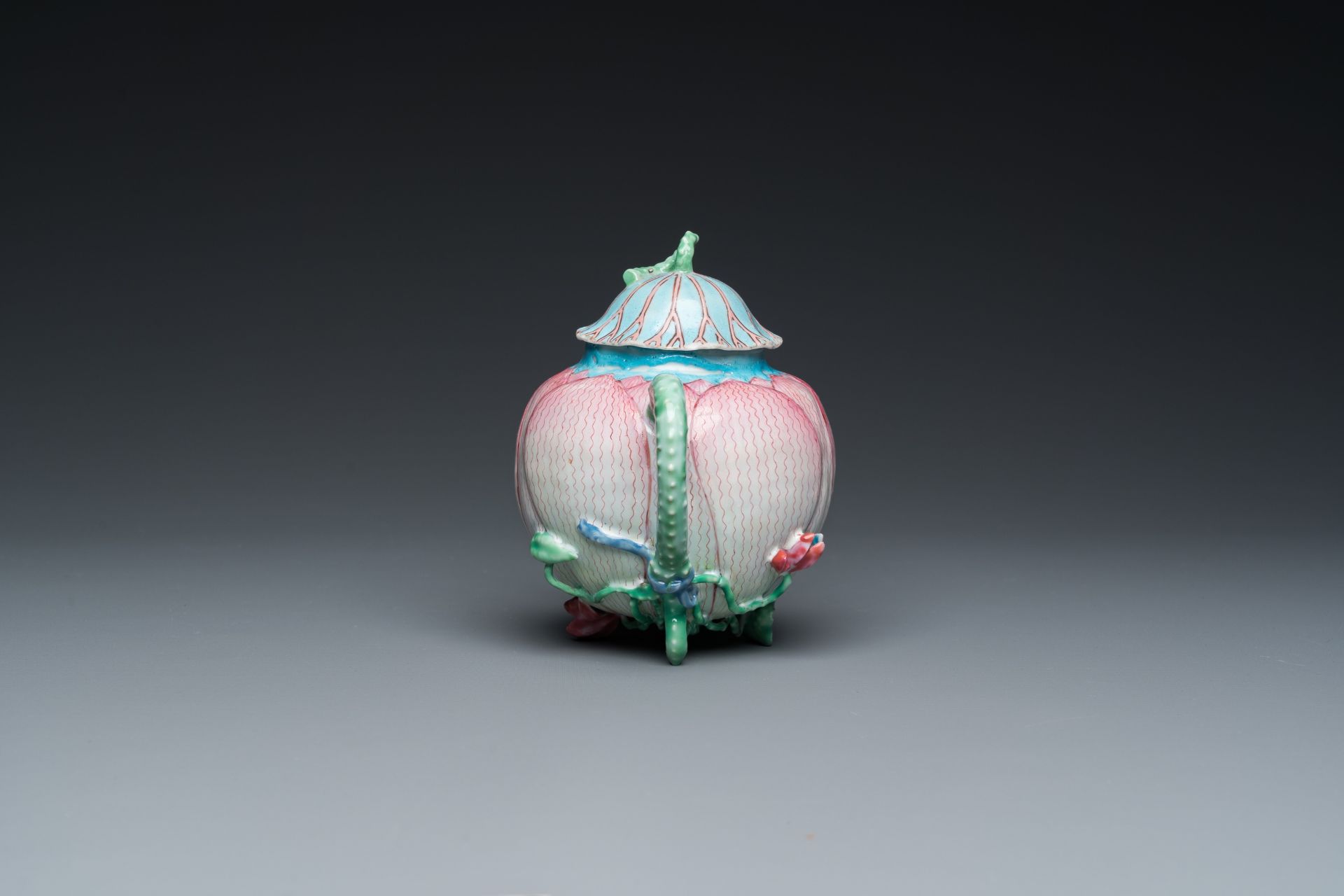 A Chinese famille rose 'lotus' teapot and cover, Yongzheng - Bild 3 aus 16