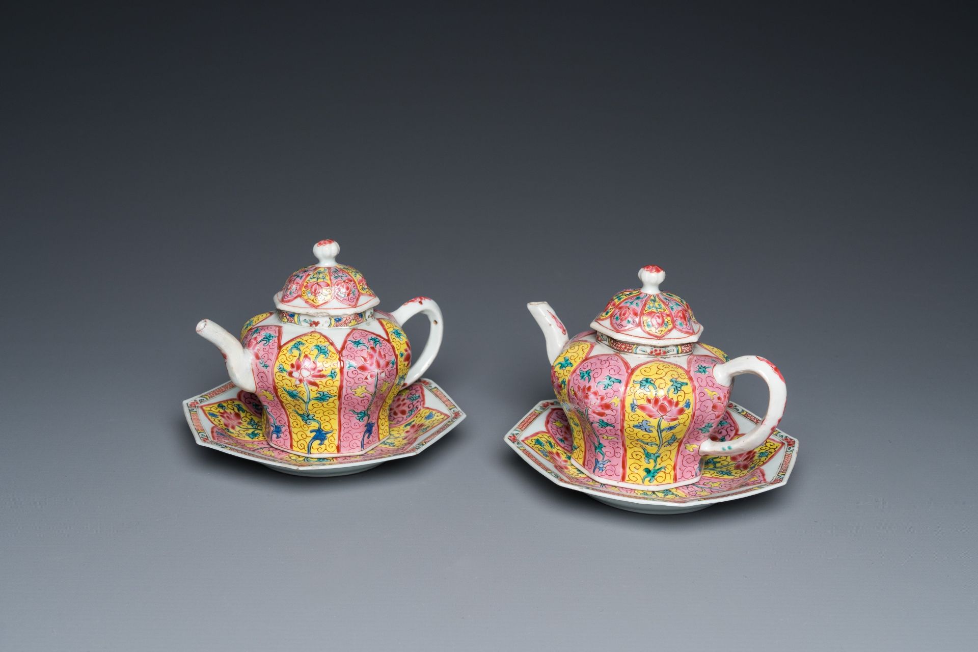 A pair of Chinese octagonal famille rose teapots on stands, Yongzheng - Bild 2 aus 11