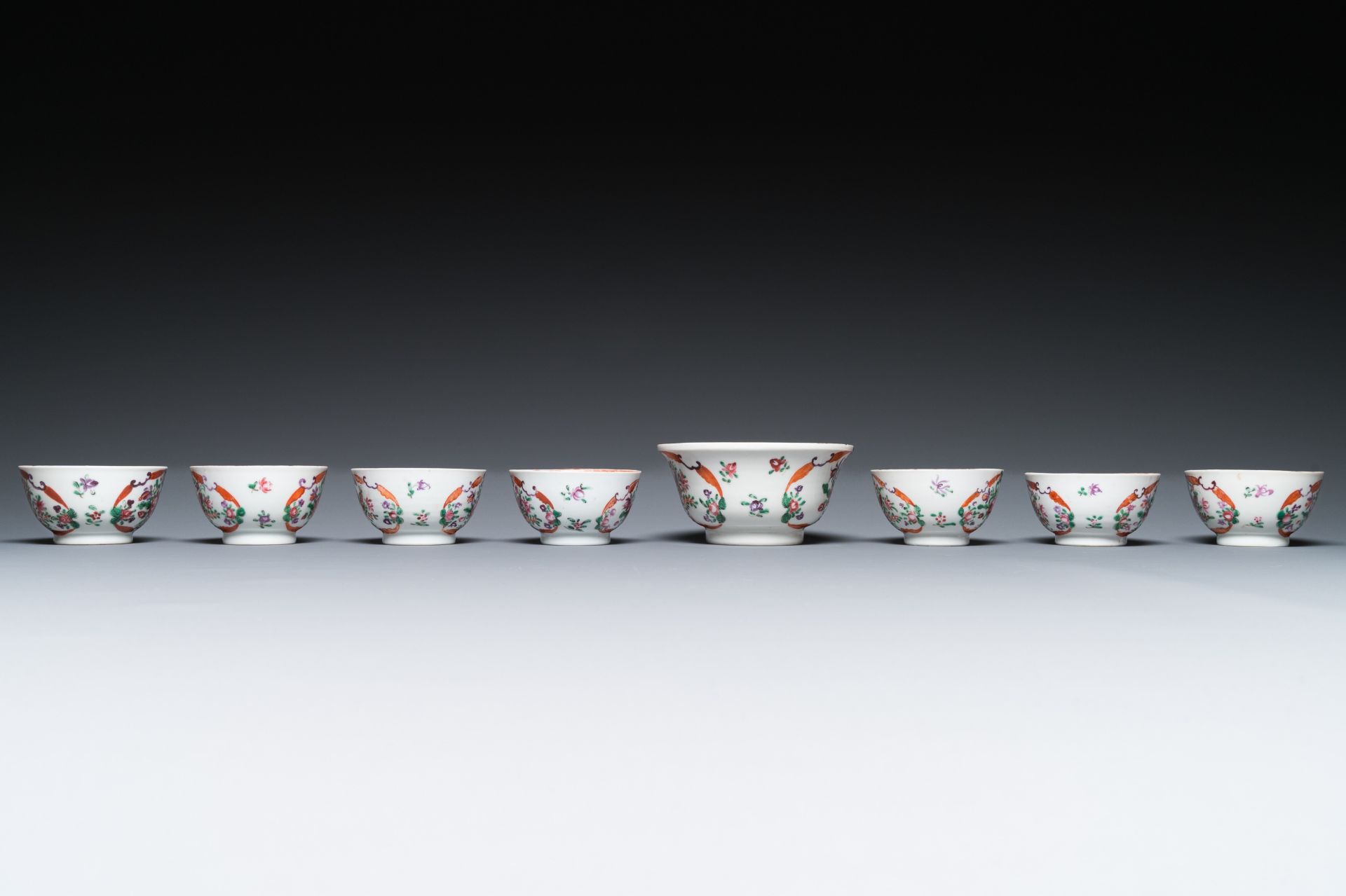 A Chinese famille rose 20-piece tea service with floral design, Qianlong - Image 15 of 17