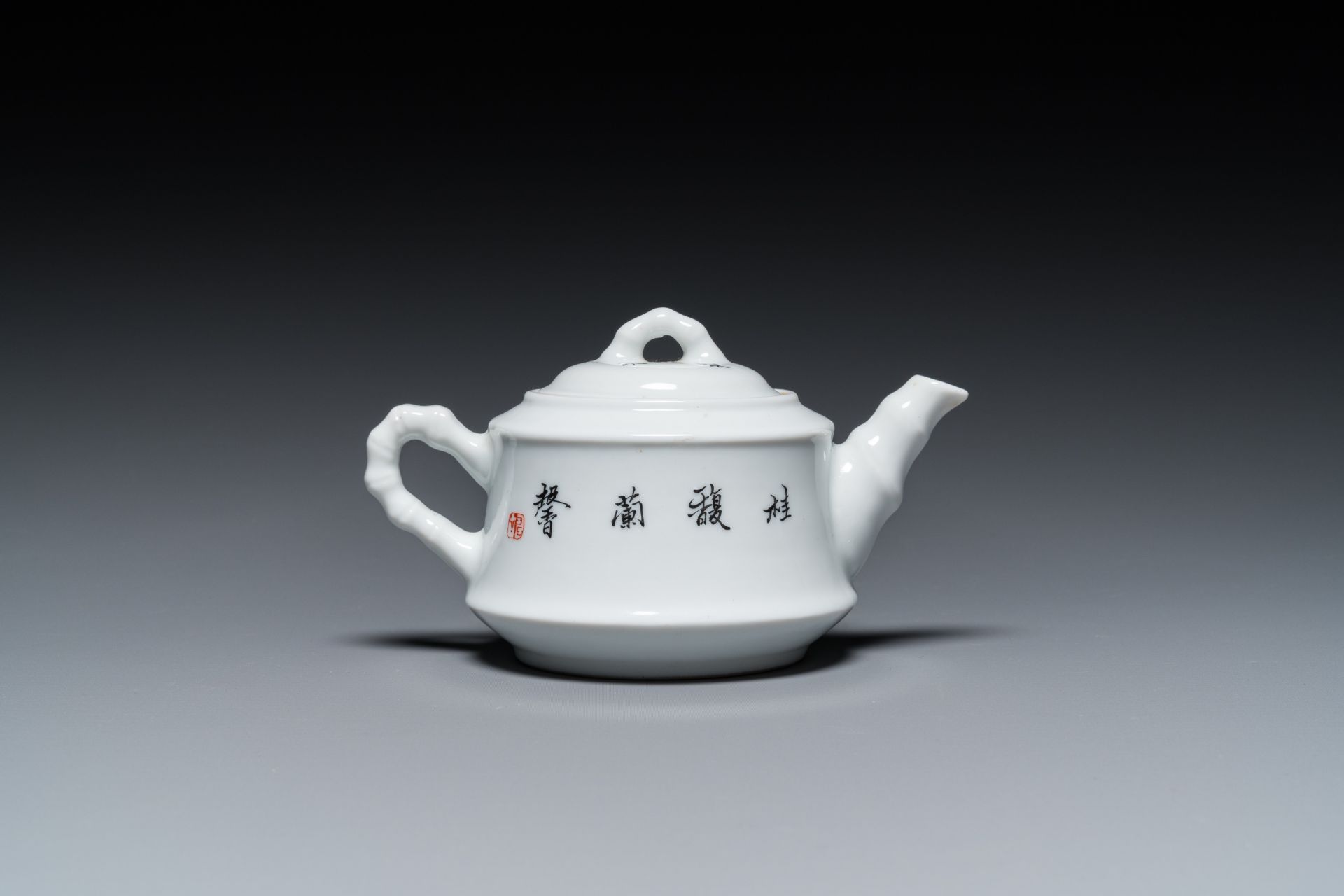 A Chinese 'calligraphy' teapot and cover, Jiangxi Porcelain Company, 20th C. - Image 4 of 7