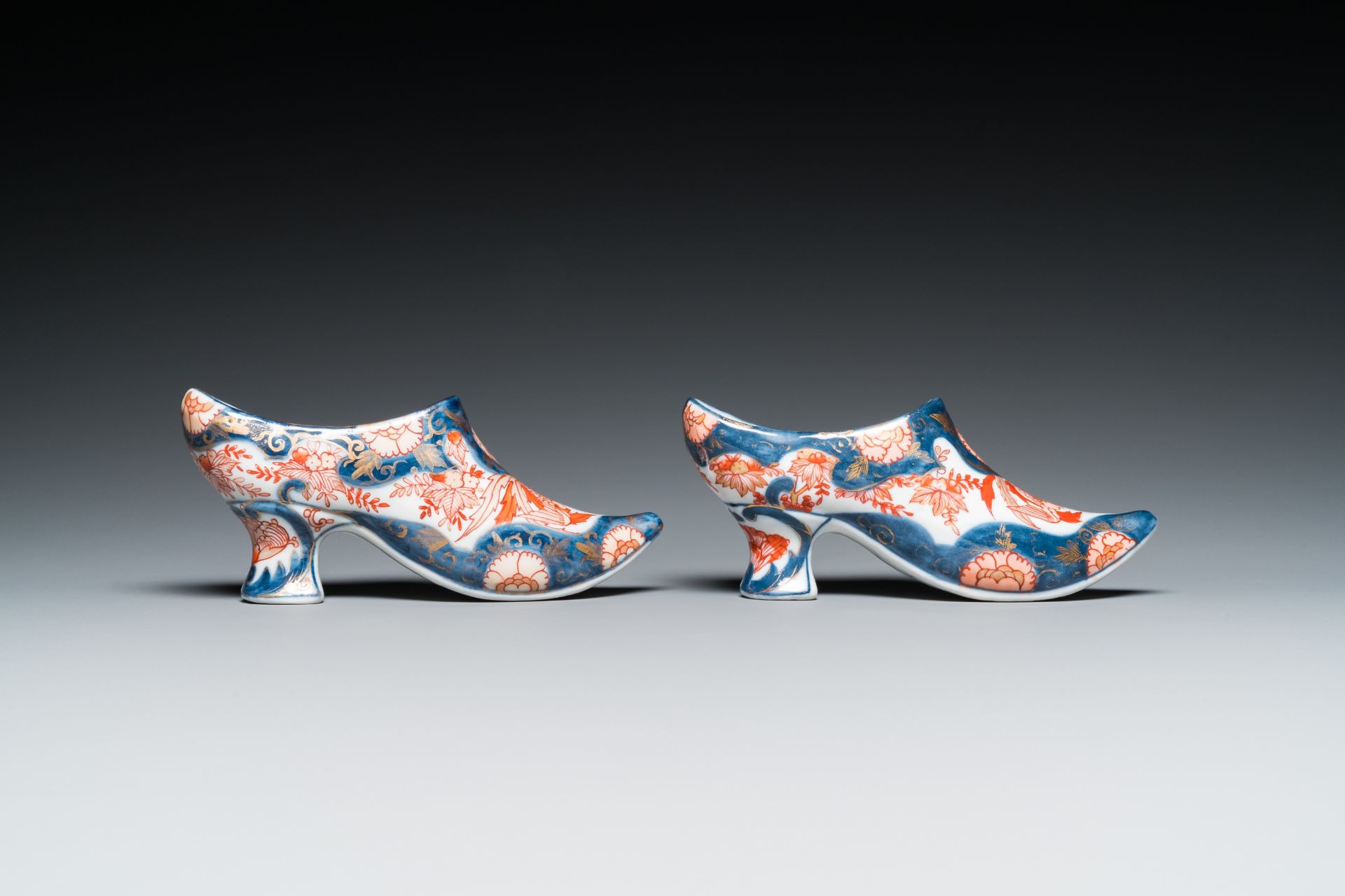 A pair of Imari-style miniature shoes after Dutch Delft examples, probably Samson, France, 19th C. - Image 2 of 7