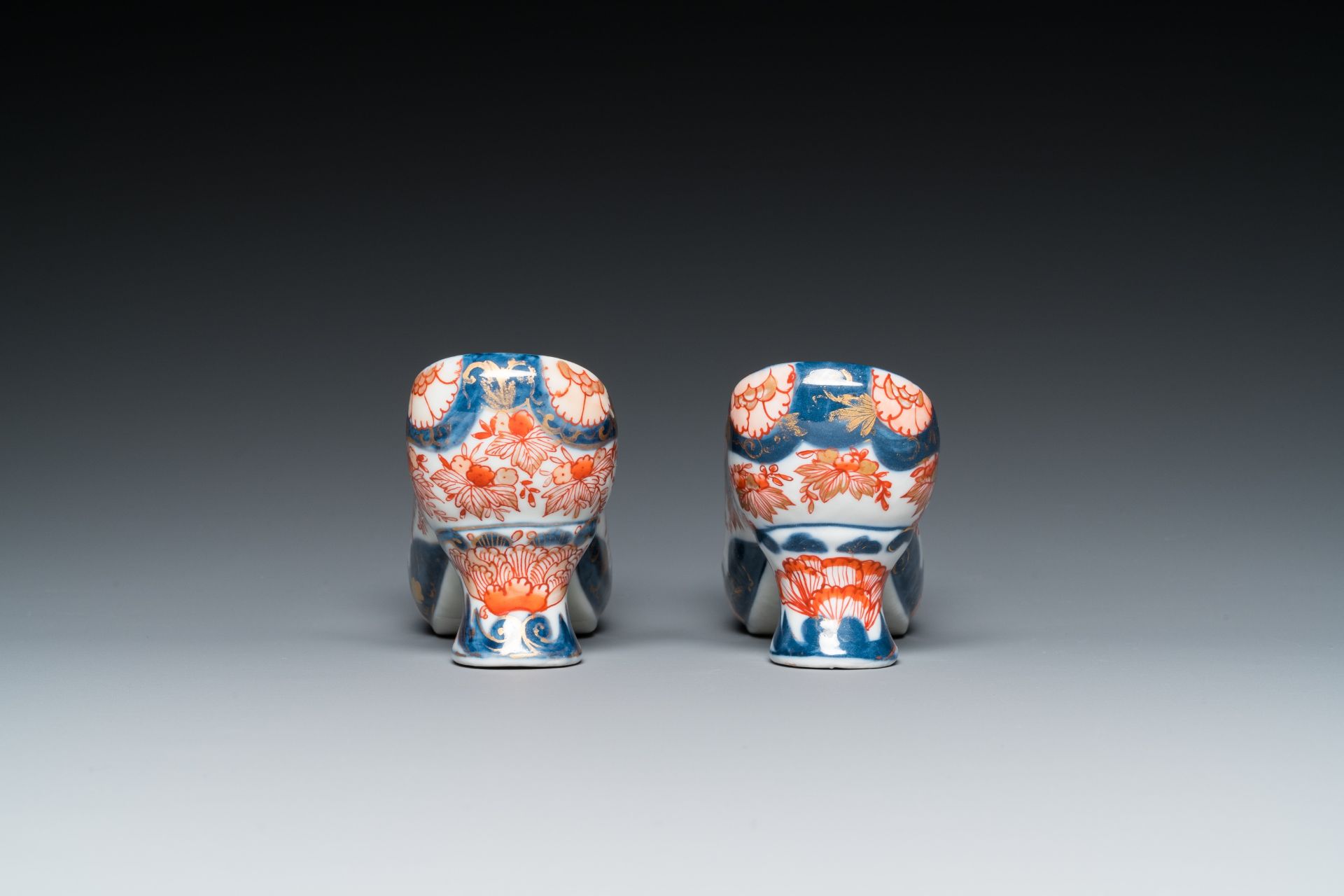 A pair of Imari-style miniature shoes after Dutch Delft examples, probably Samson, France, 19th C. - Image 5 of 7