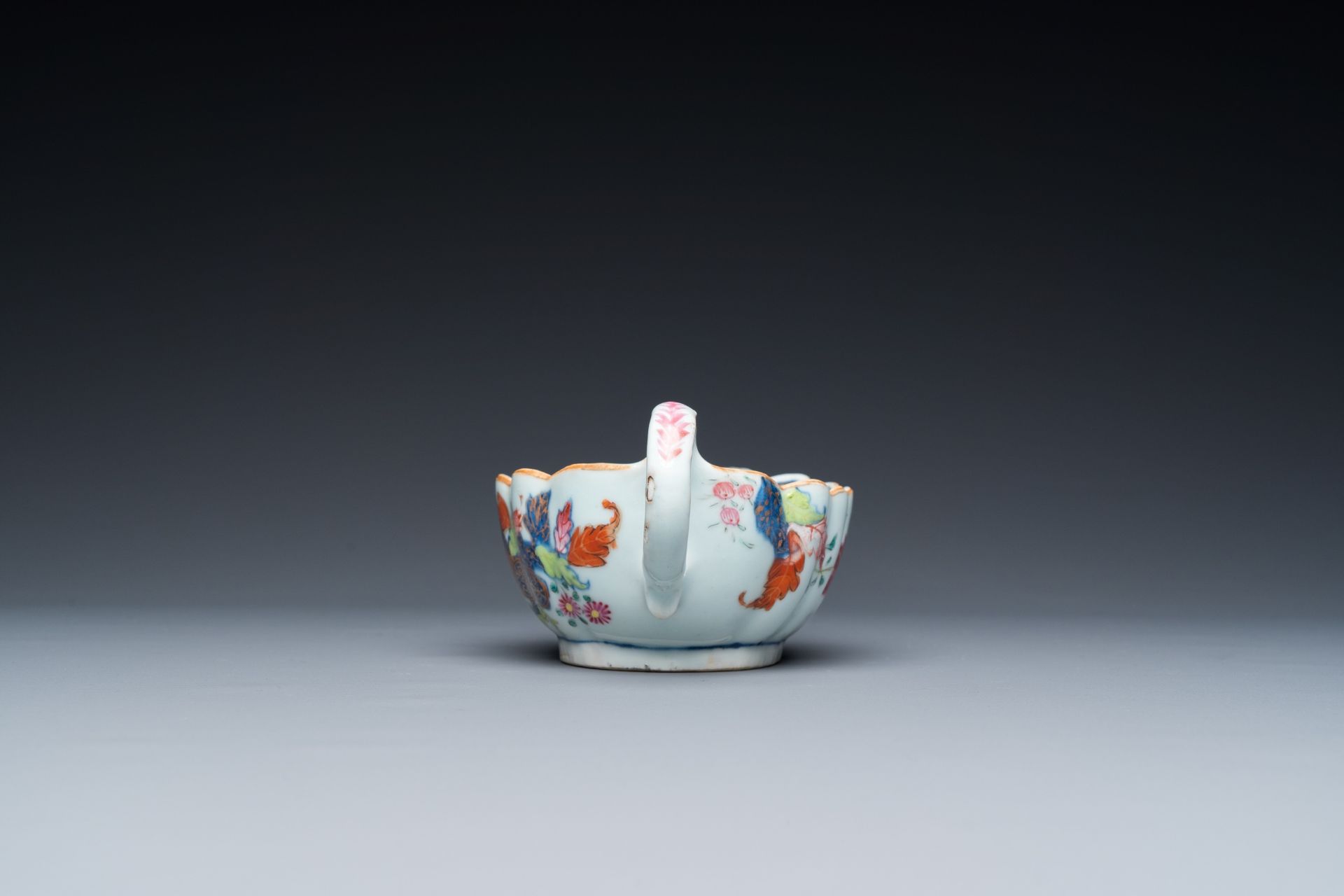 A Chinese famille rose 'pseudo-tobacco leaf' sauce boat on stand, Qianlong - Bild 6 aus 10