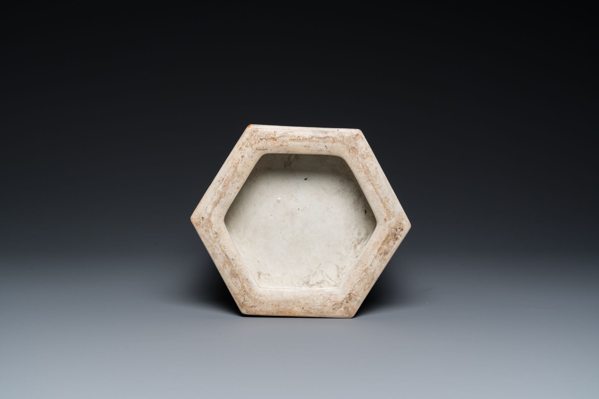 A Chinese hexagonal verte biscuit vase, 19th C. - Image 6 of 6