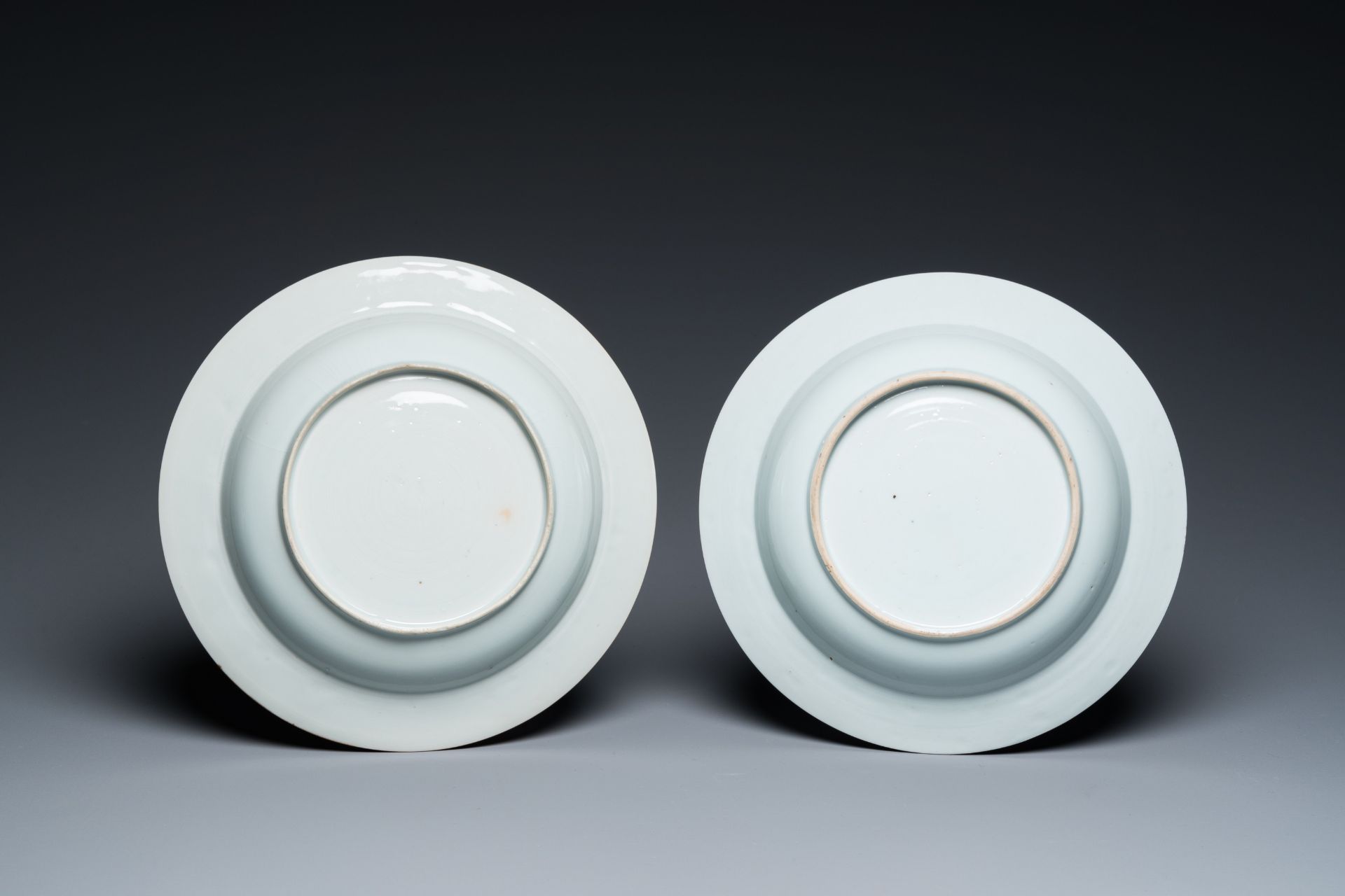 A pair of Chinese armorial plates with bianco-sopra-bianco rims, Qianlong - Bild 3 aus 3