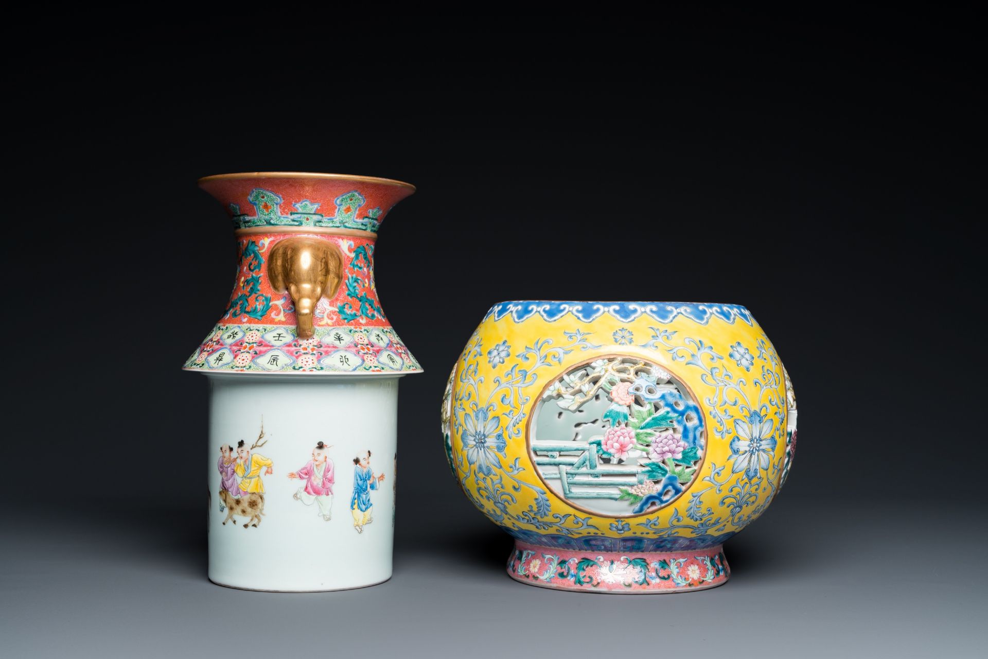 A Chinese reticulated and revolving famille rose vase consisting of two parts, Qianlong mark, 20th C - Bild 8 aus 10