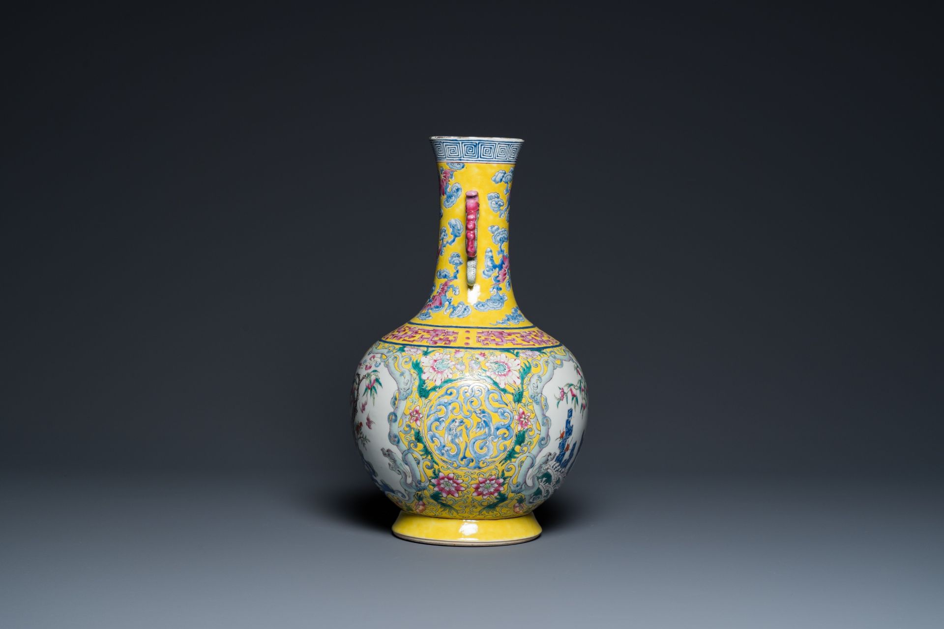 A Chinese yellow-ground famille rose 'nine peaches' bottle vase, Jiaqing - Bild 2 aus 6