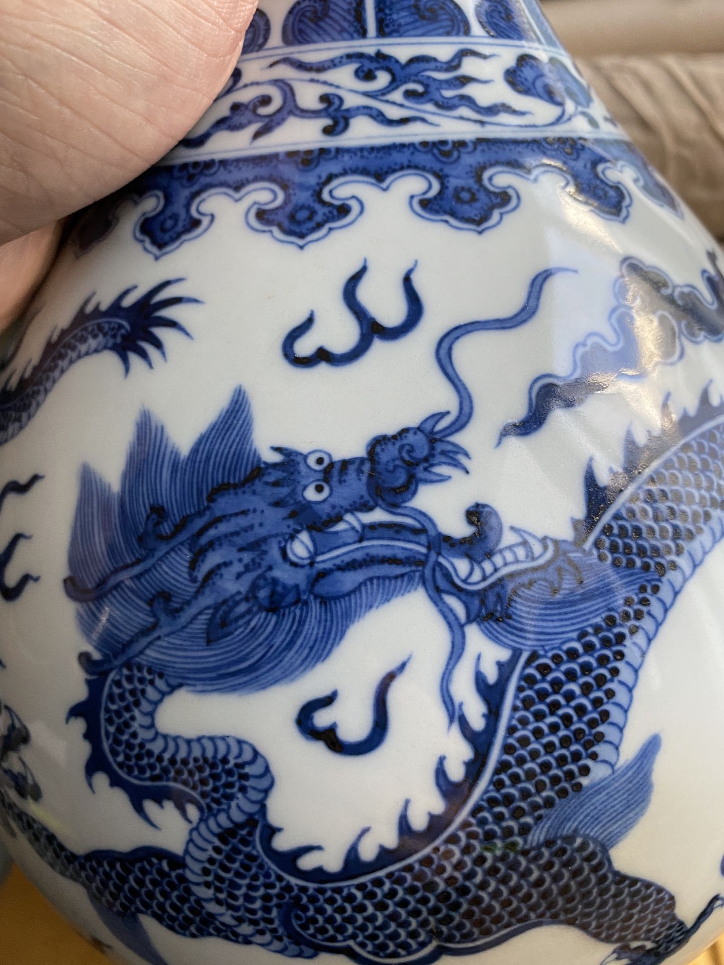 A Chinese blue and white 'yuhuchunping' 'dragon' vase on wooden stand, Qianlong mark, 19/20th C. - Bild 18 aus 27