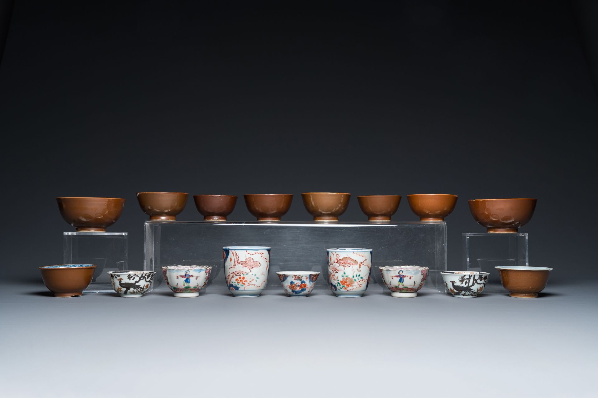 A varied collection of Chinese cups and saucers, 18/19th C. - Bild 8 aus 13