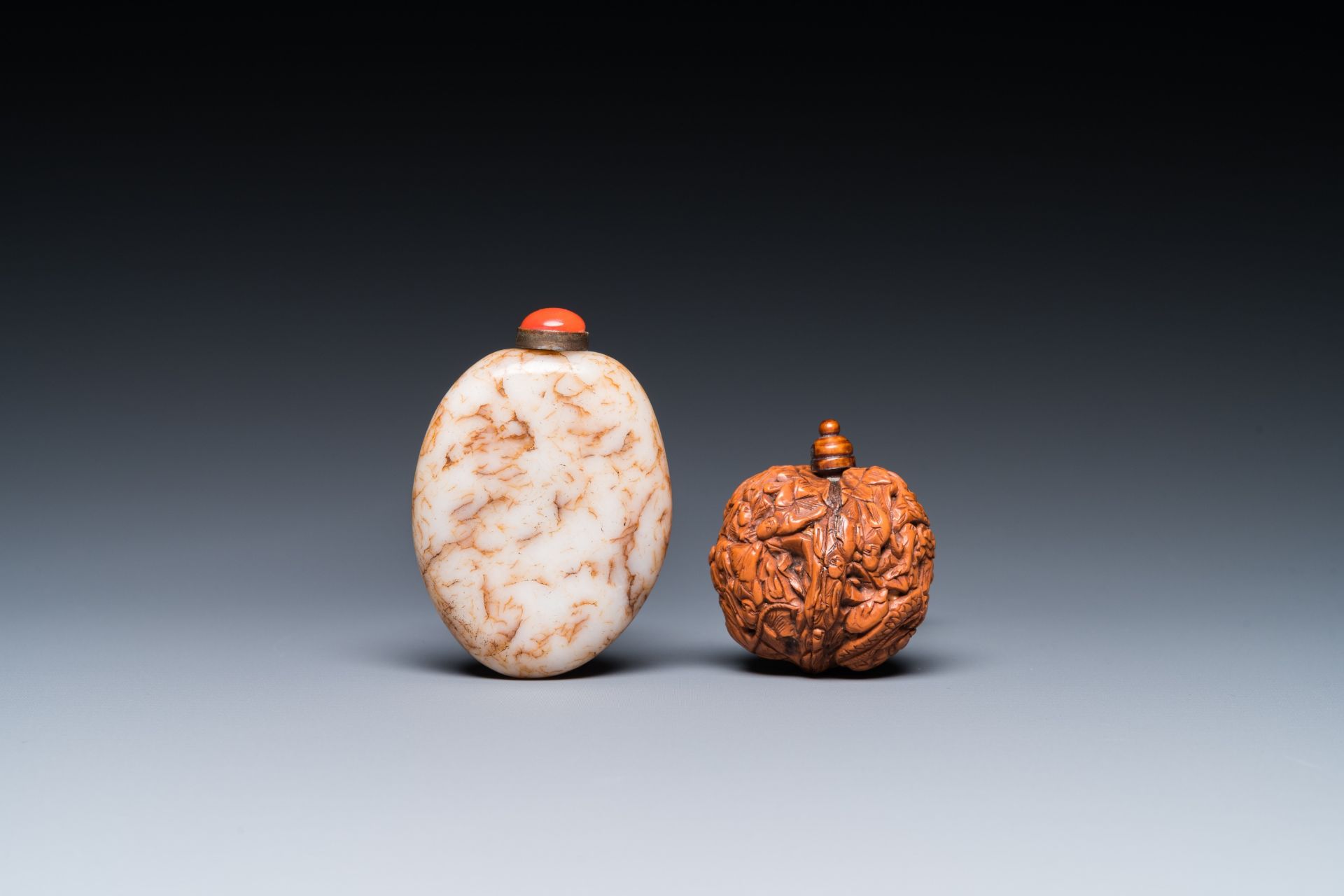 15 Chinese hardstone, glass and walnut snuff bottles, 19/20th C. - Image 8 of 15