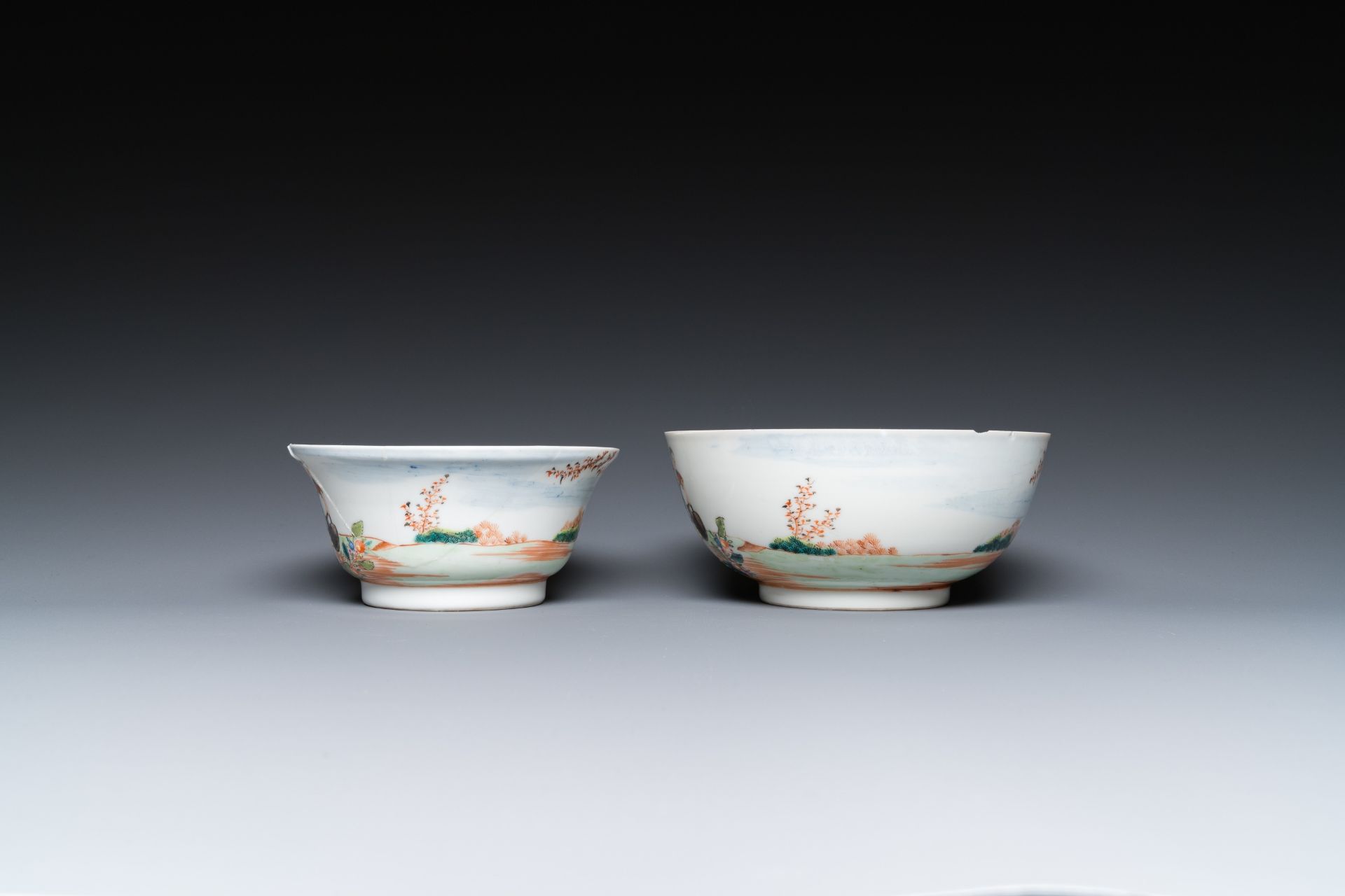 Two fine Chinese famille rose 'European subject' bowls, Qianlong - Bild 4 aus 7