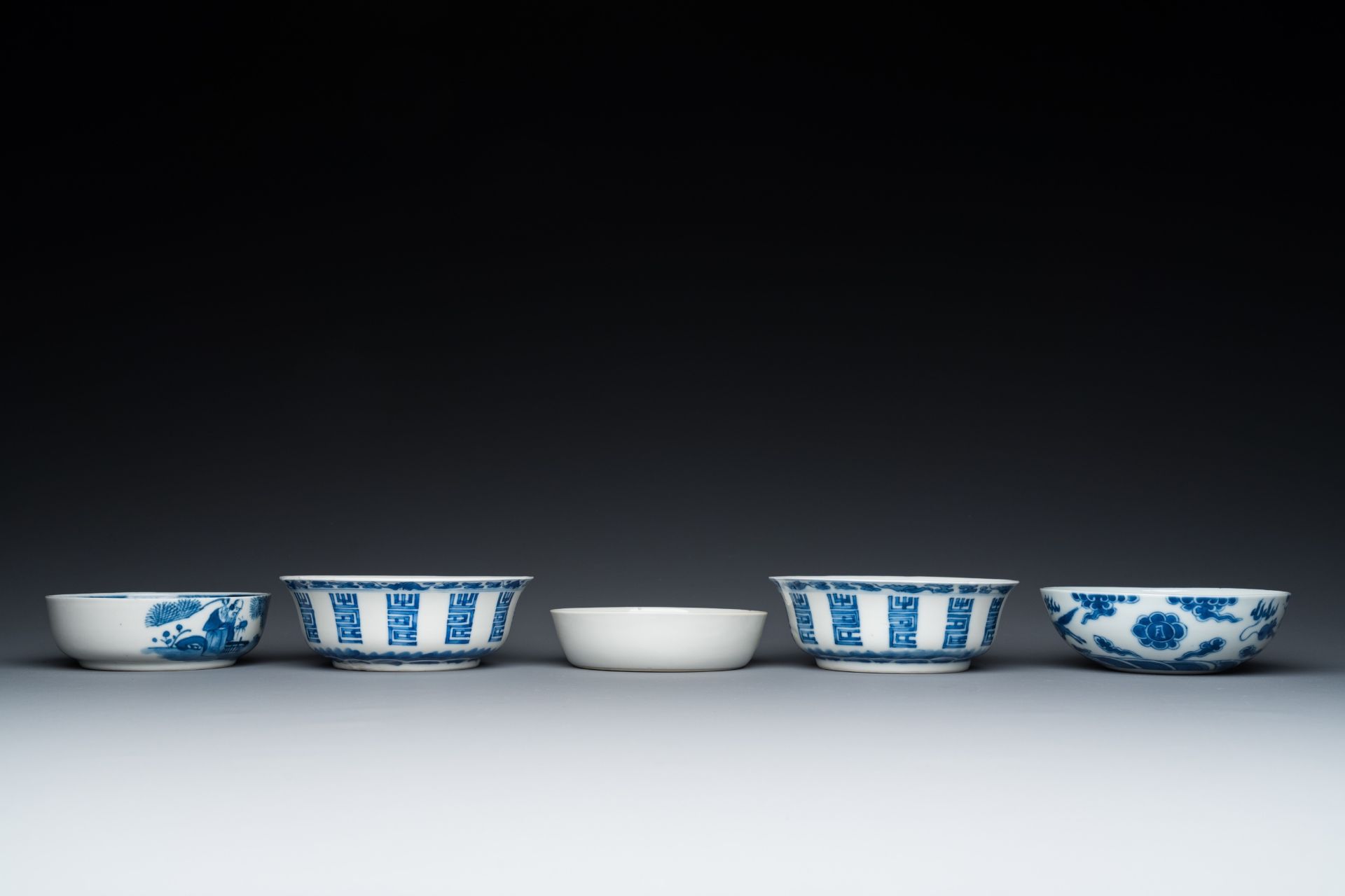 Five Chinese blue and white bowls, 19/20th C. - Bild 5 aus 7