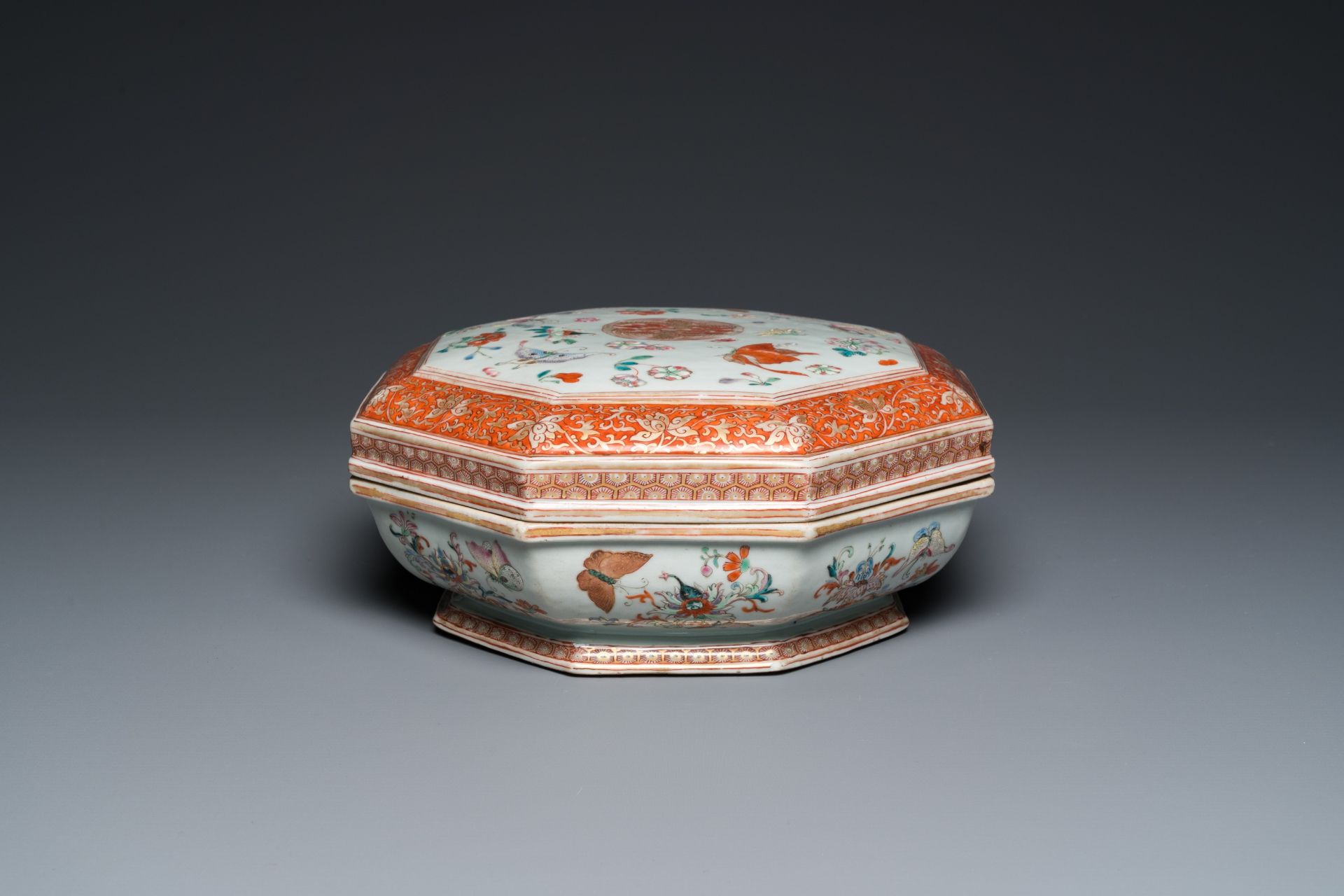 A Chinese famille rose, iron-red and gilt octagonal box and cover with butterflies, Yongzheng - Bild 6 aus 10