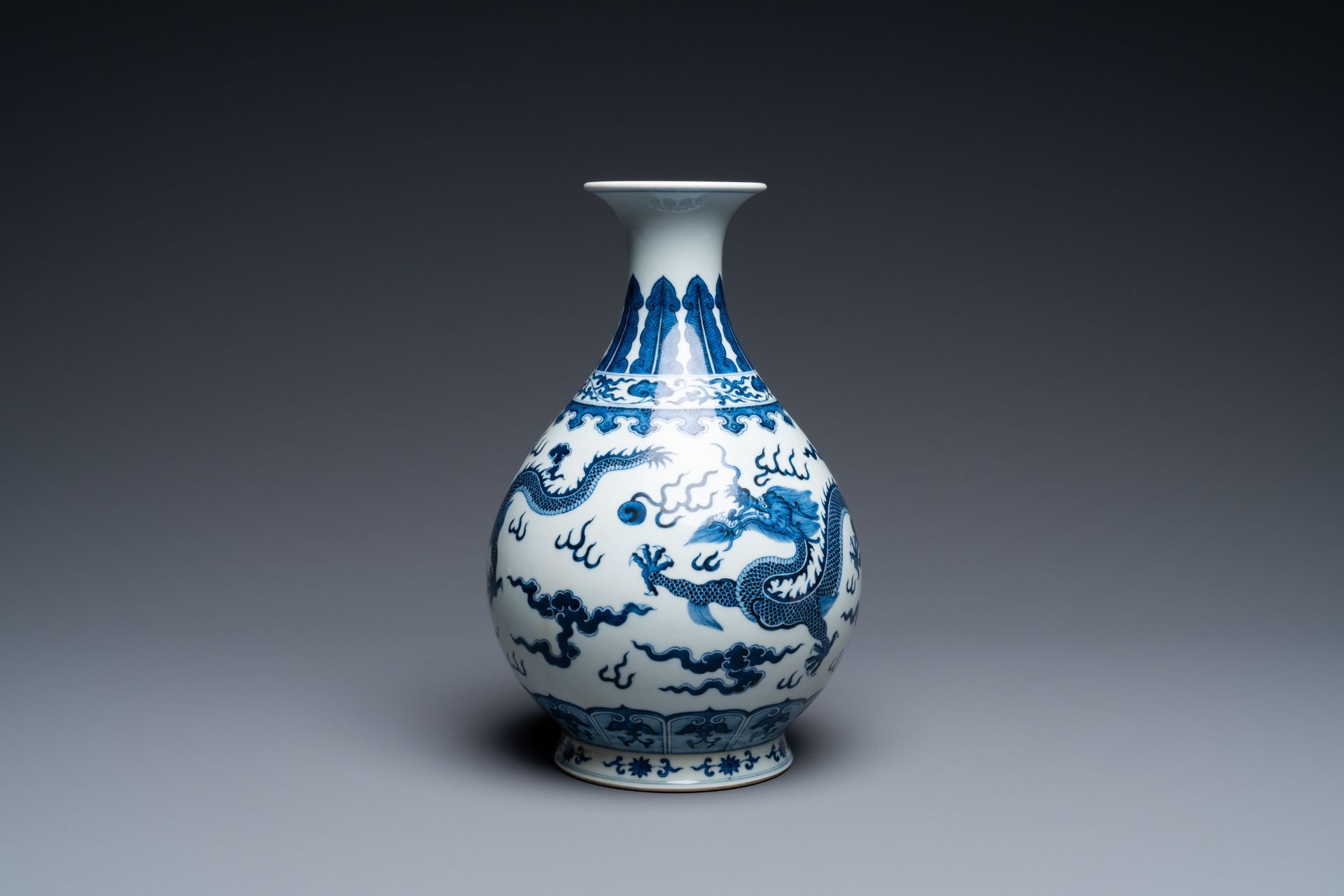 A Chinese blue and white 'yuhuchunping' 'dragon' vase on wooden stand, Qianlong mark, 19/20th C. - Bild 4 aus 27