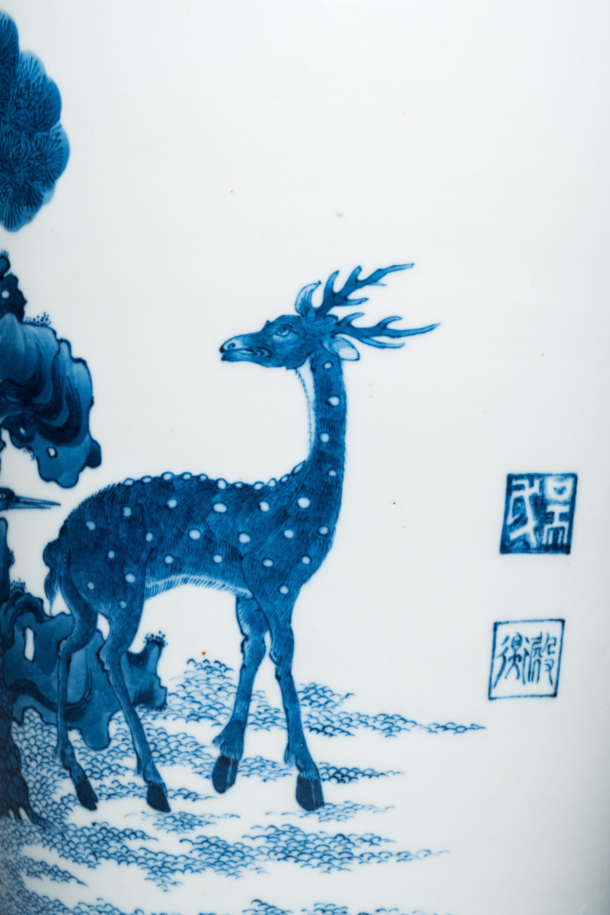 A Chinese blue and white 'deer and crane' vase, Tao Cheng Tang é™¶æˆå ‚ mark, 18/19th C. - Image 7 of 7