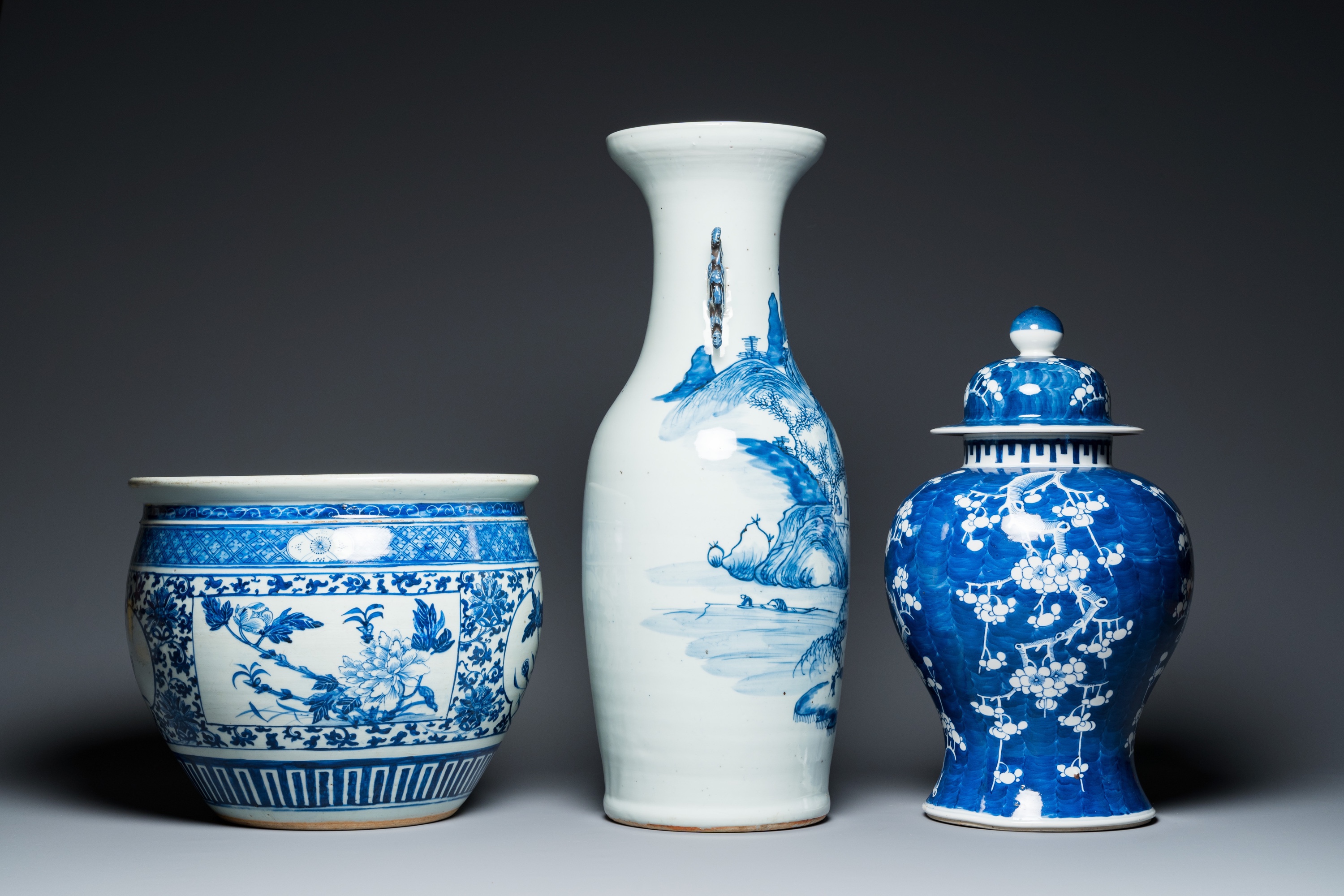 A Chinese blue and white 'landscape' vase, a covered vase and a jardiniere, 19th C. - Image 5 of 9