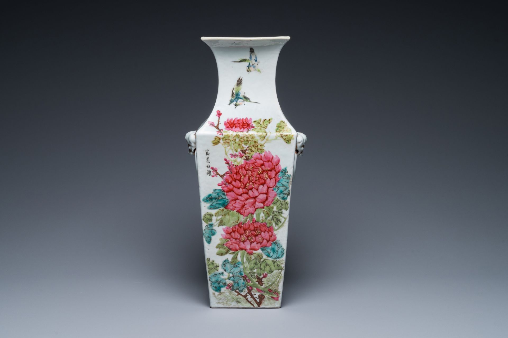 A Chinese square qianjiang cai vase, signed Ma Qingyun é¦¬æ…¶é›², dated 1914 - Bild 4 aus 6