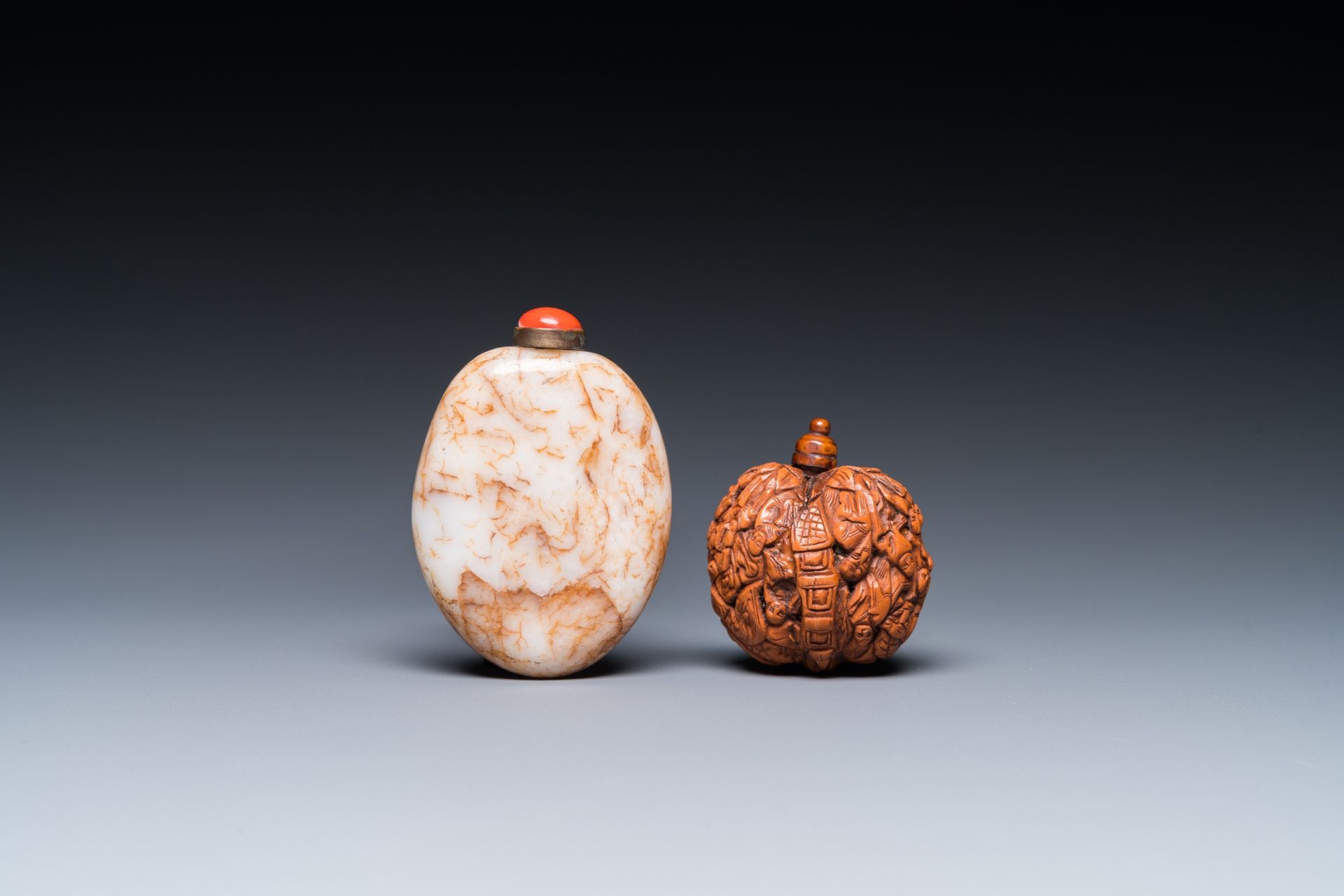 15 Chinese hardstone, glass and walnut snuff bottles, 19/20th C. - Image 9 of 15