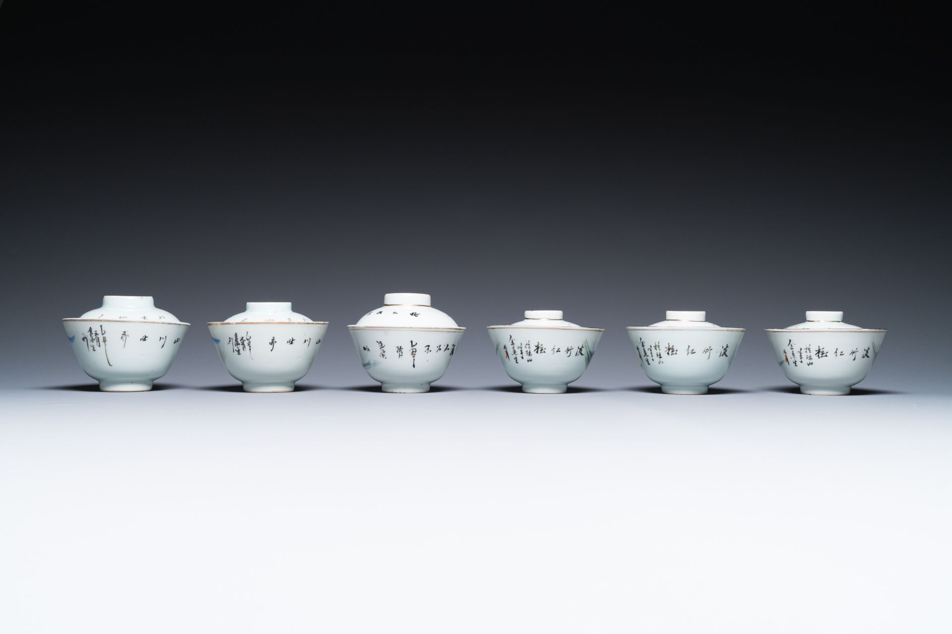 A varied collection of Chinese famille rose and qianjiang cai porcelain, 19th/20th C. - Bild 13 aus 20