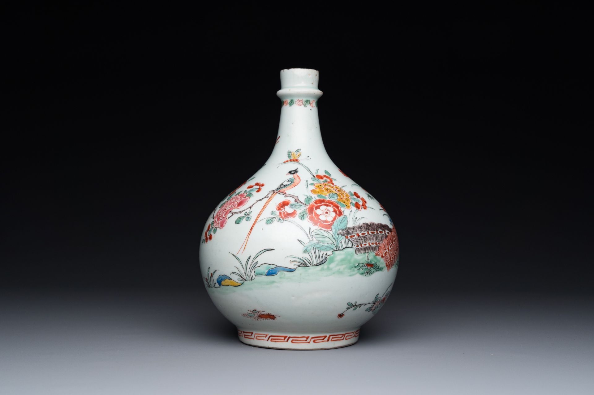 A Dutch-decorated Japanese Arita bottle with Kakiemon-style decoration, Edo, 17/18th C. - Image 2 of 6