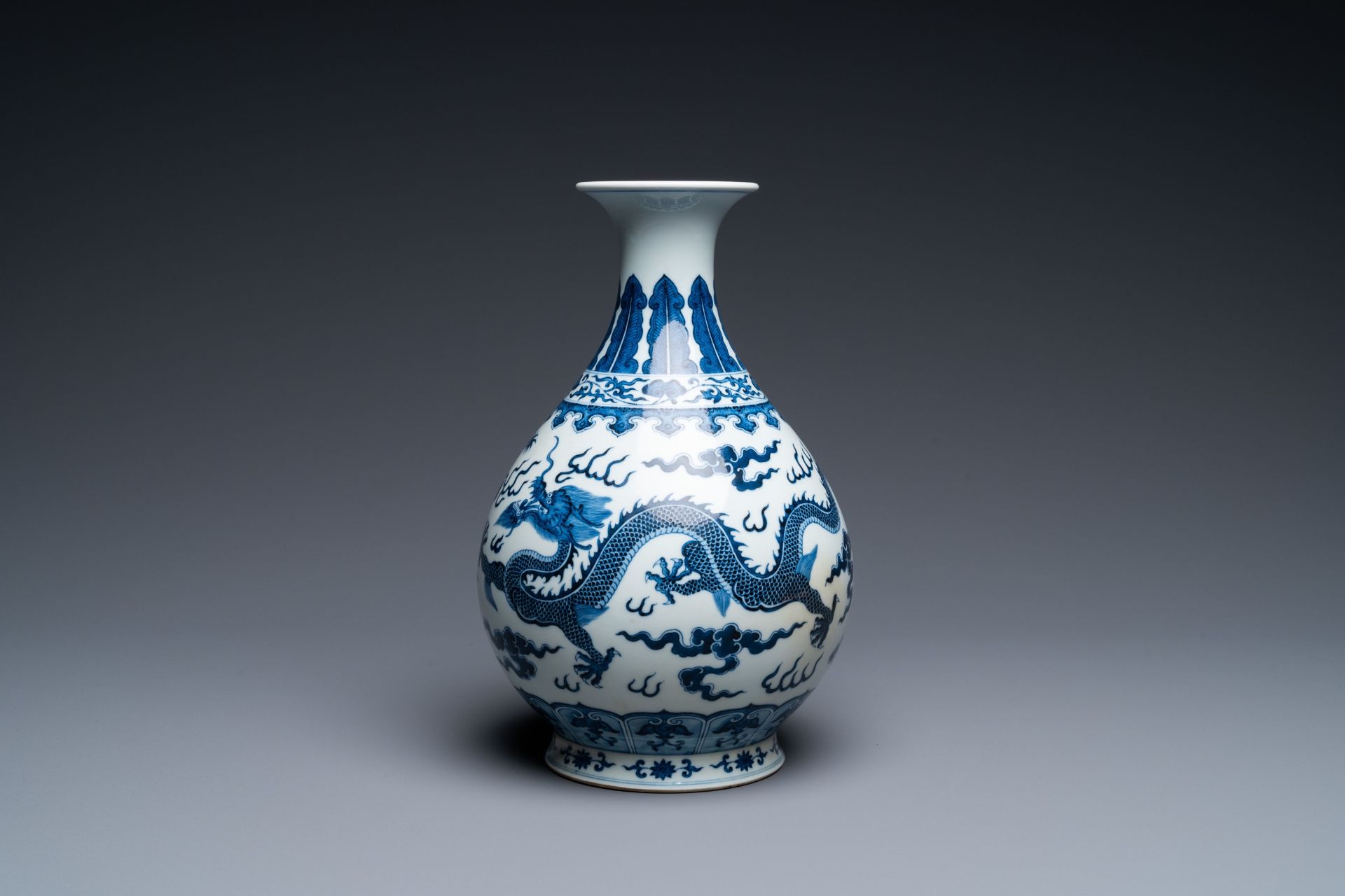 A Chinese blue and white 'yuhuchunping' 'dragon' vase on wooden stand, Qianlong mark, 19/20th C. - Bild 5 aus 27