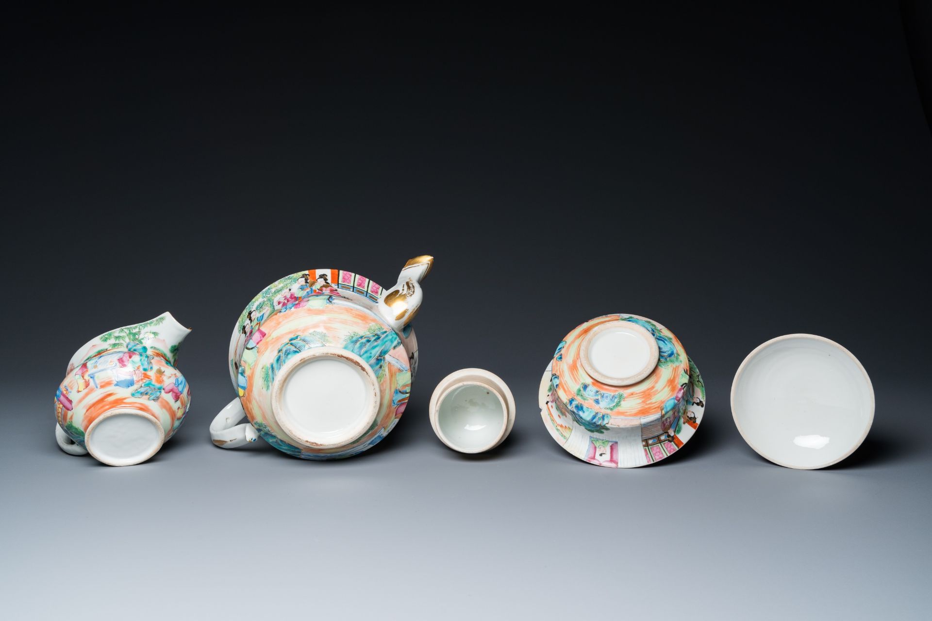 A Chinese Canton famille rose 24-piece tea service, 19th C. - Image 16 of 16
