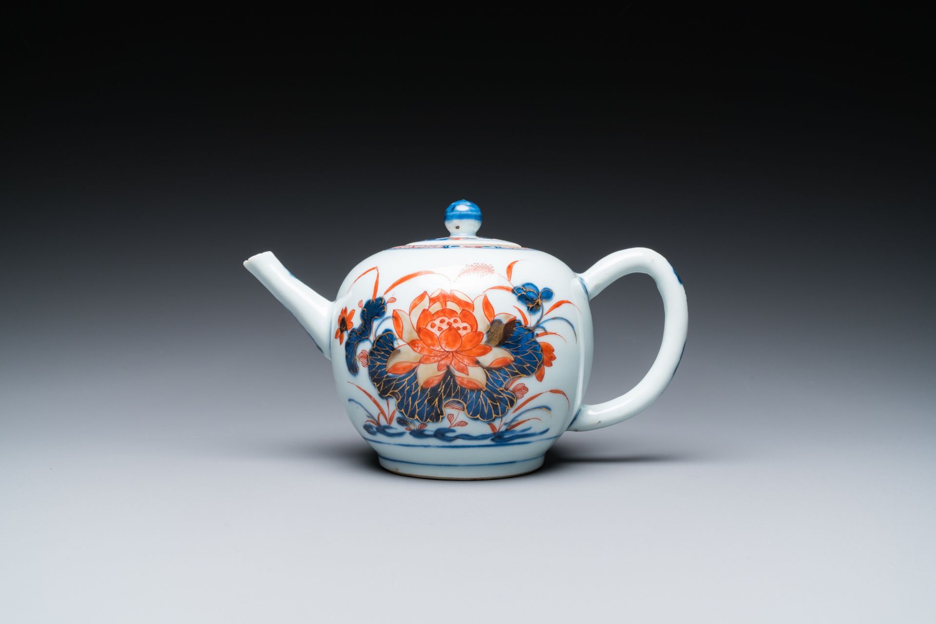 Eleven Chinese famille rose and Imari-style plates and a teapot with cover, Kangxi/Qianlong - Image 8 of 13