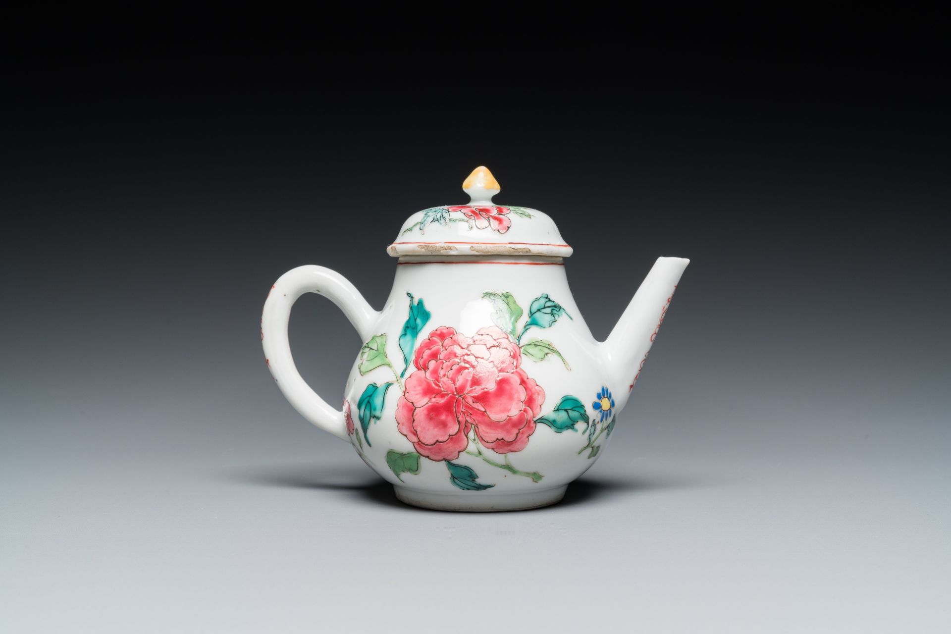 A Chinese famille rose 'peony' teapot and cover, Yongzheng - Bild 4 aus 7