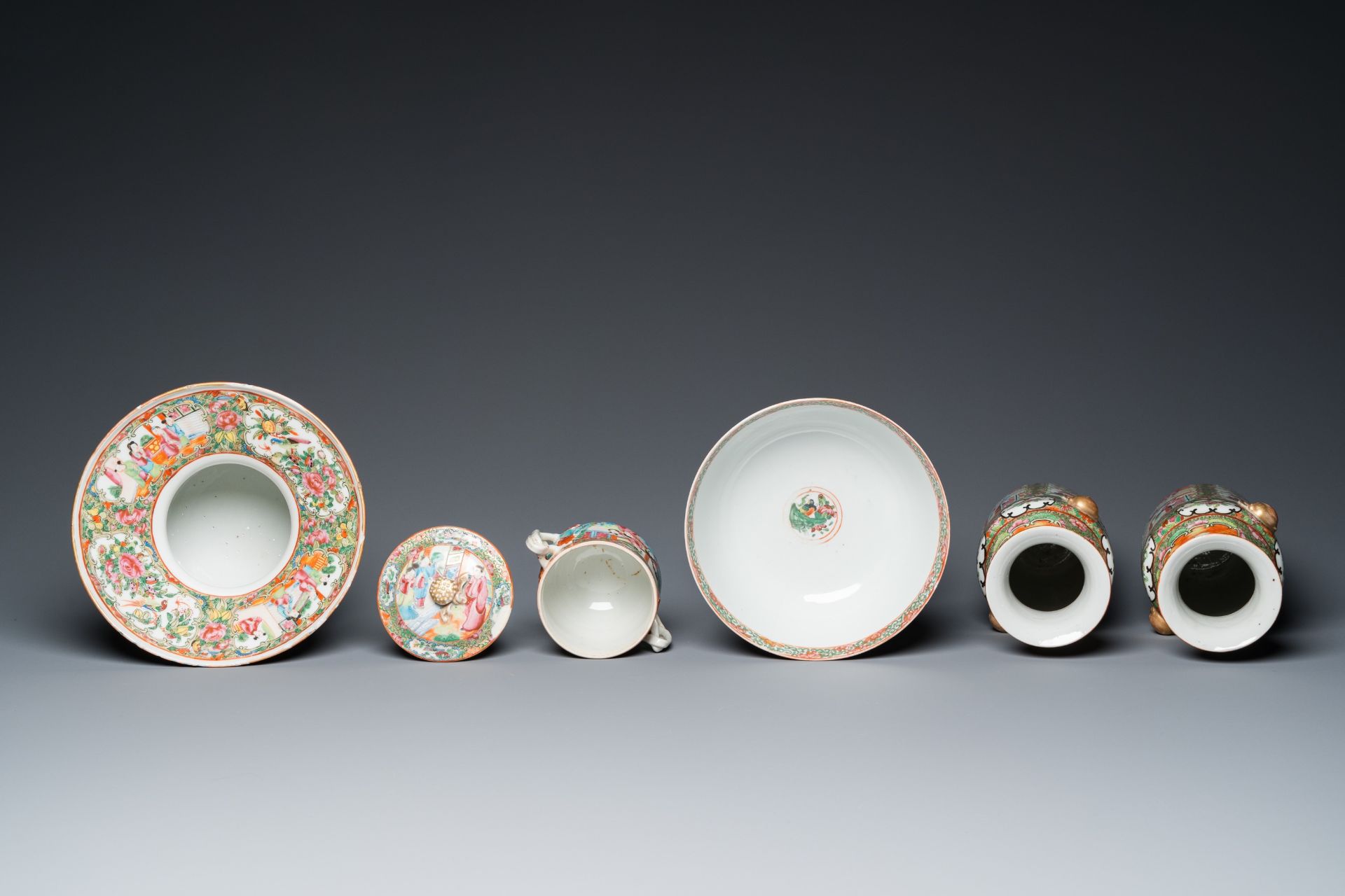 An extensive collection of Chinese Canton famille rose porcelain, 19th C. - Image 12 of 13