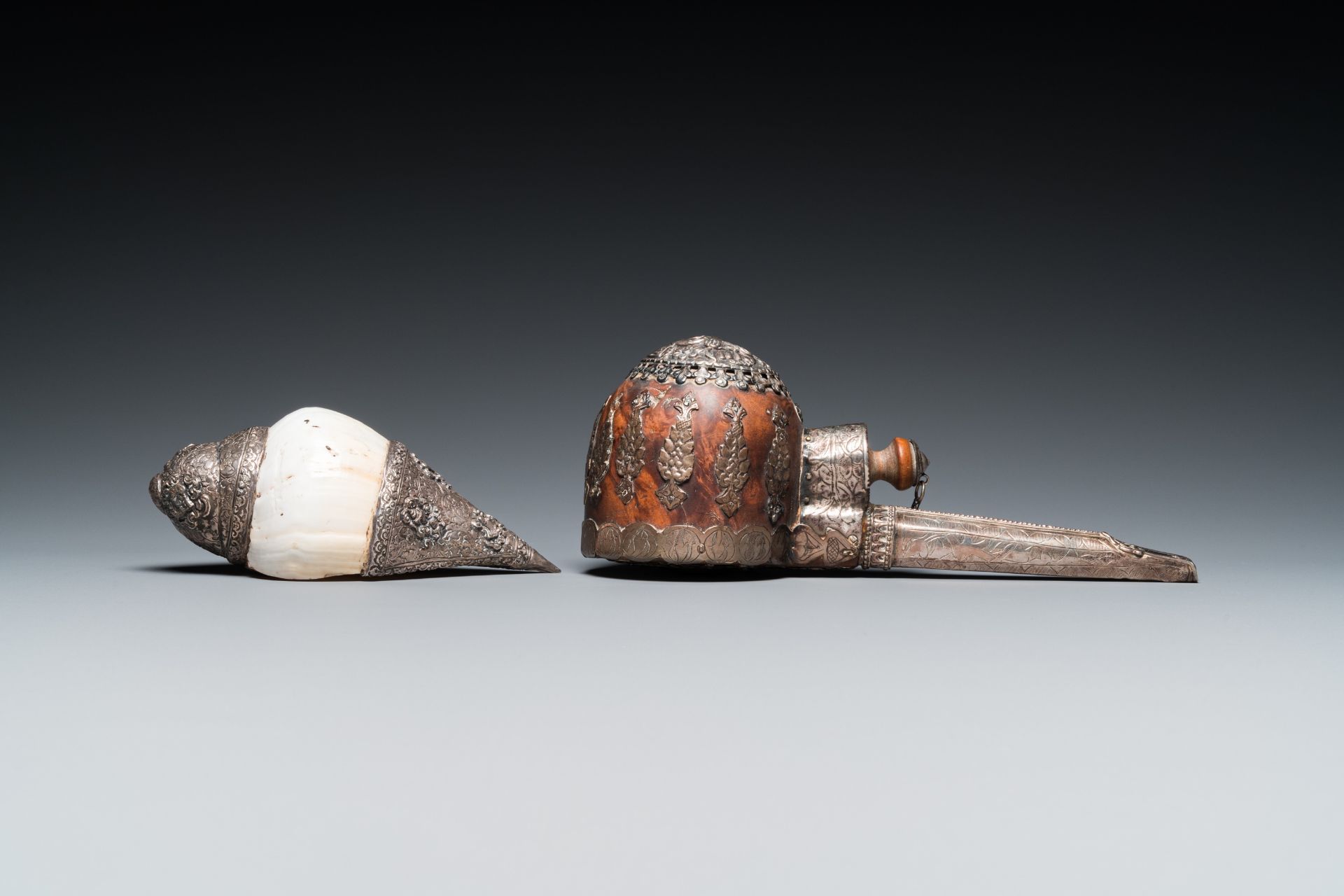 Five Tibetan ritual objects in copper, silver, jade and wood, 19/20th C. - Bild 11 aus 16