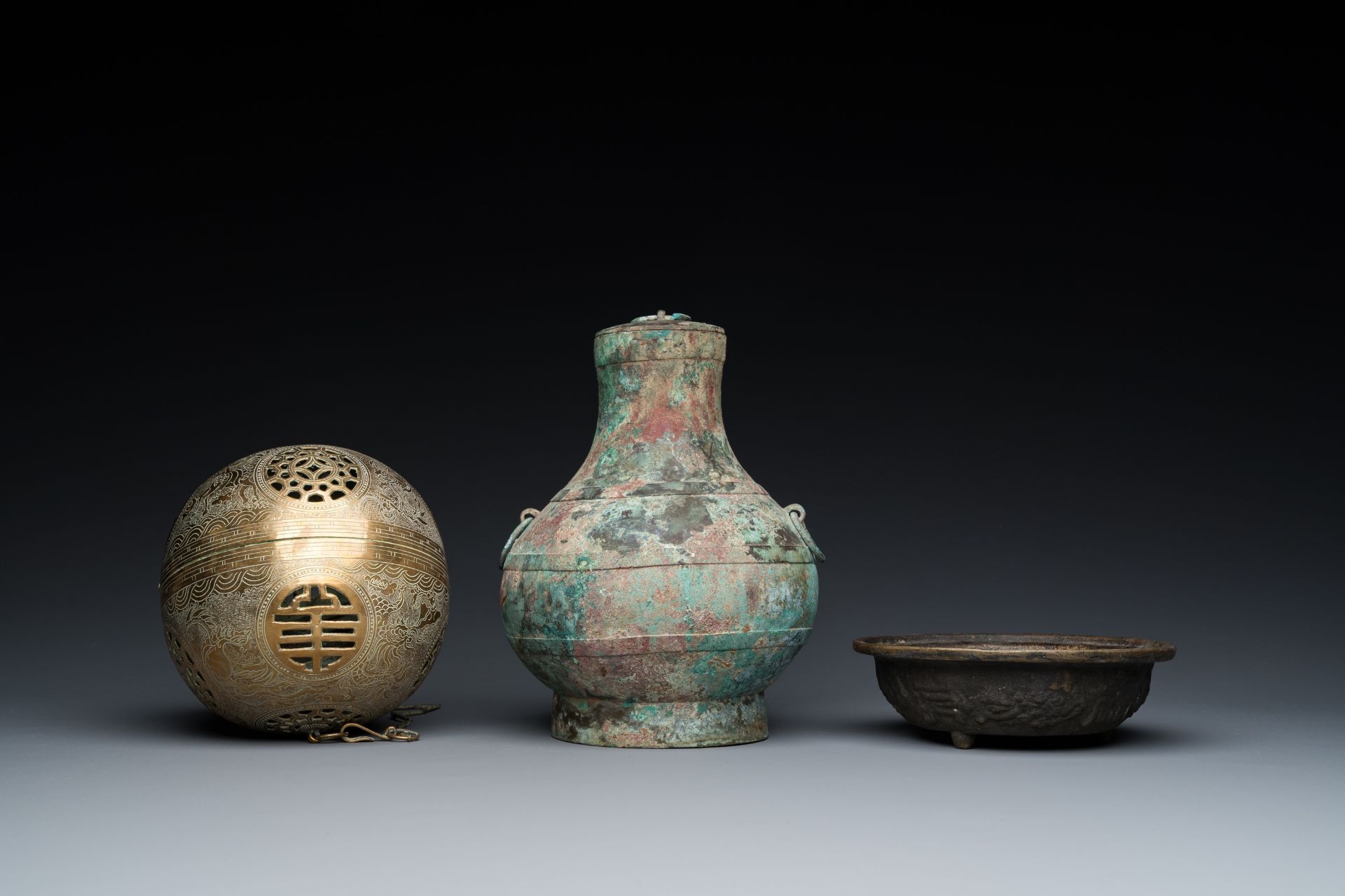 A varied collection of Chinese and Tibetan bronze, brass and wood objects, 19/20th C. - Bild 10 aus 13