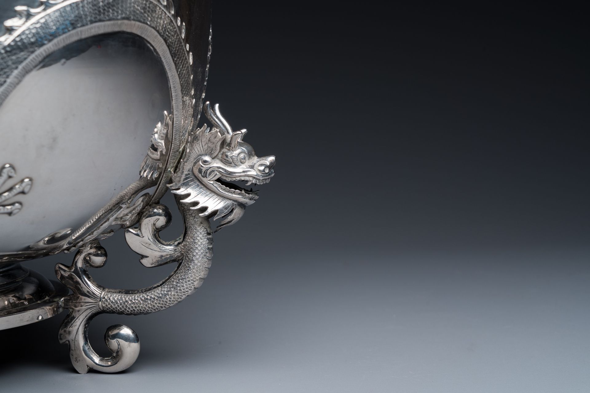 A large Chinese silver bowl resting on three dragon feet, marked for Kun He, Shanghai, 19/20th C. - Image 9 of 12