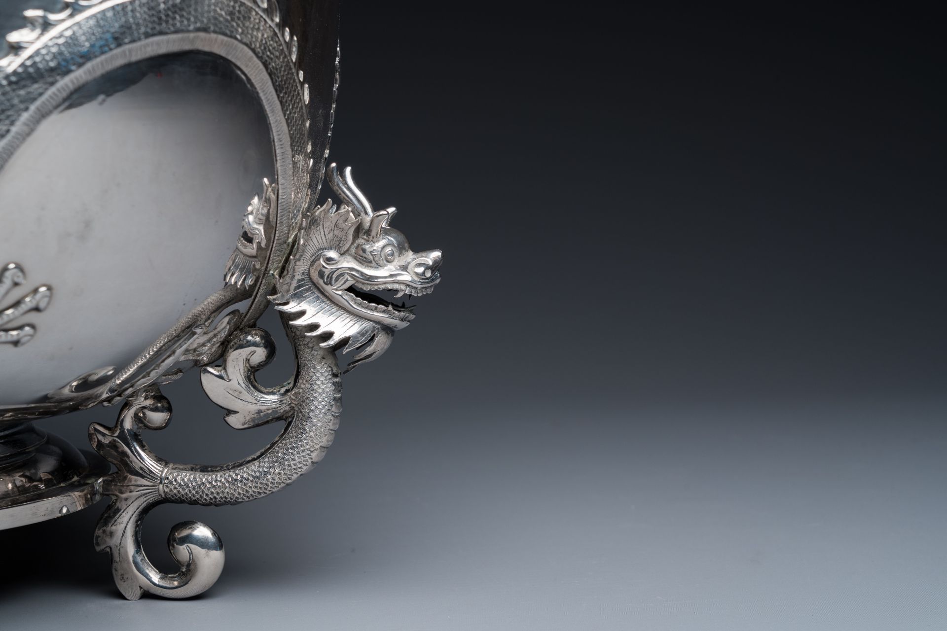 A large Chinese silver bowl resting on three dragon feet, marked for Kun He, Shanghai, 19/20th C. - Bild 9 aus 12