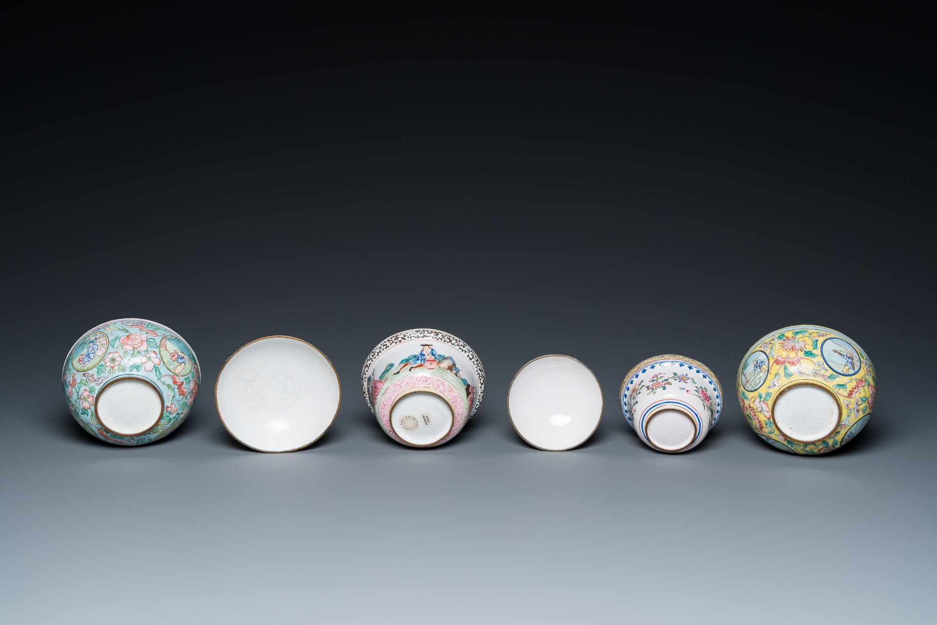 Two Chinese Canton enamel covered bowls on stands and two bowls, 18/19th C. - Bild 9 aus 9