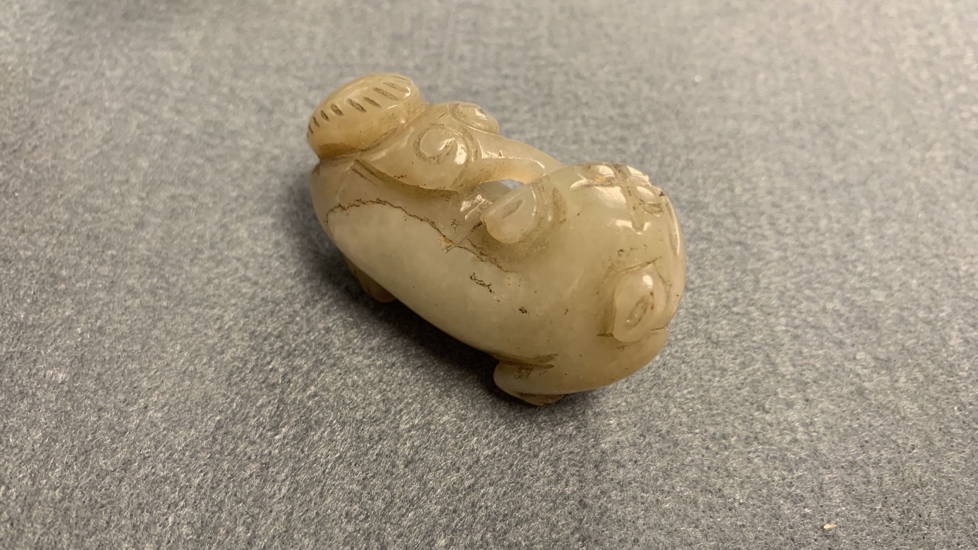 Five Chinese celadon and russet jade carvings, 19th C. - Bild 20 aus 21