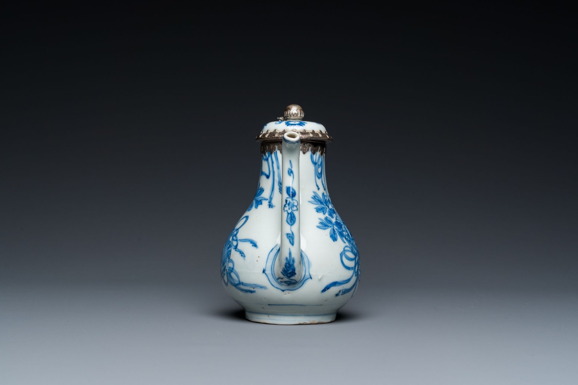 A Chinese blue and white teapot and cover with silver mounts, Kangxi - Image 5 of 7