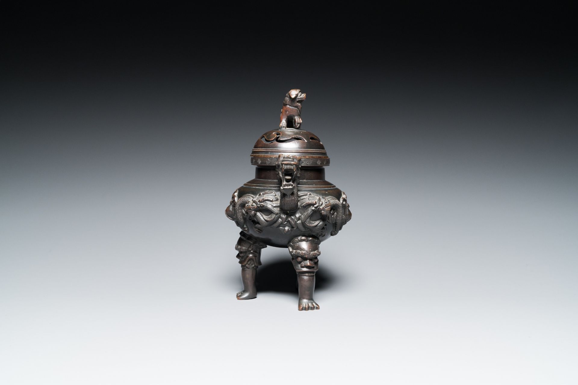 A Chinese bronze censer and cover, Xuande mark, 19th C. - Image 2 of 6