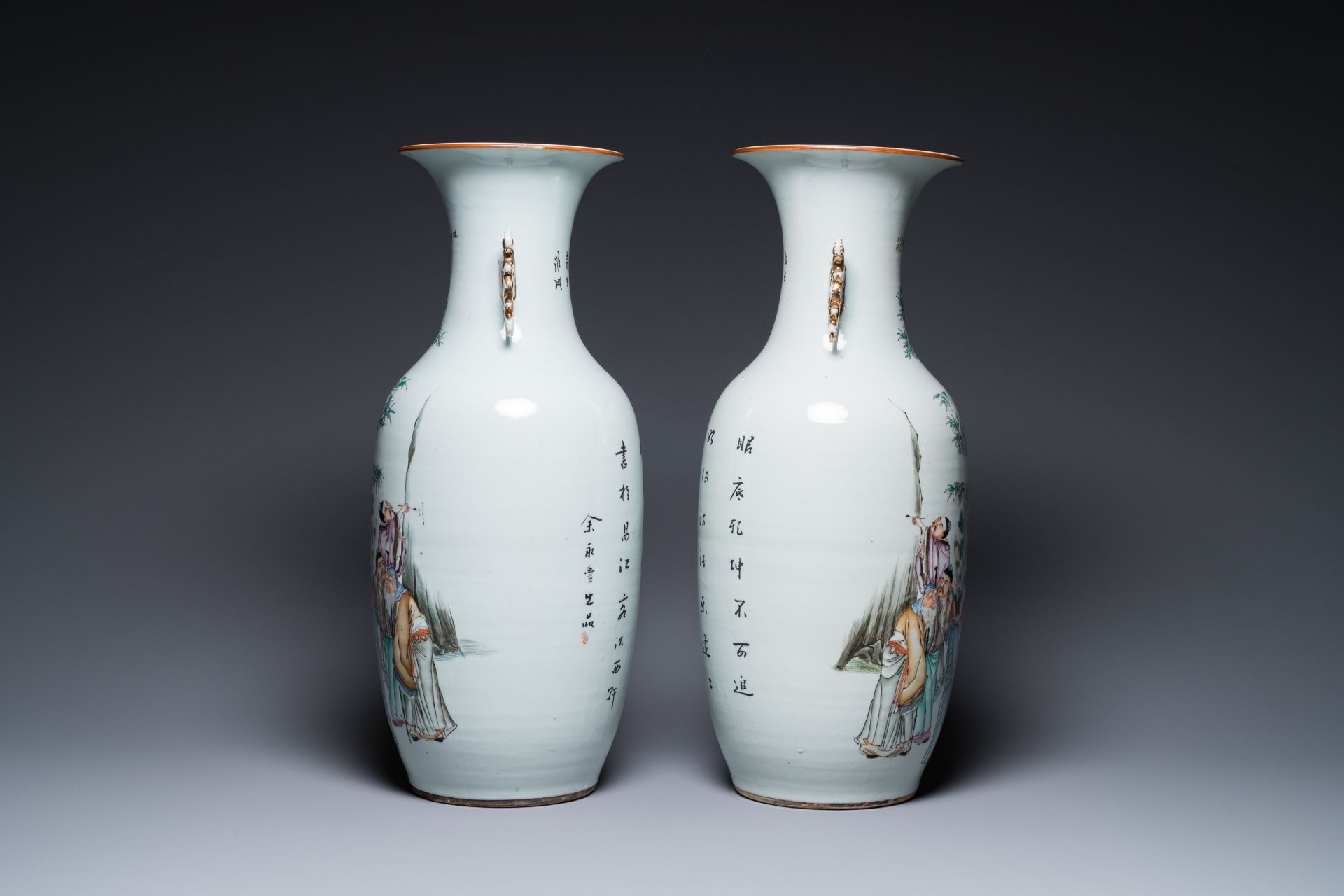 A pair of Chinese famille rose vases, signed Yu Yongfeng ä½™æ°¸è±, dated 1922 - Bild 2 aus 6