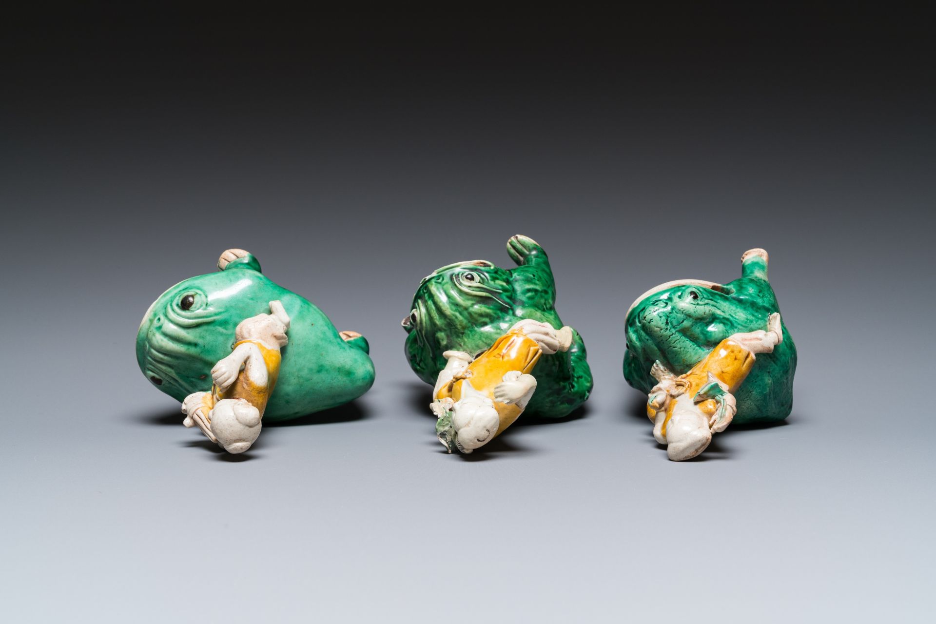 Three Chinese verte biscuit sculptures of Liu Hai on the three-legged toad, Kangxi - Bild 7 aus 7