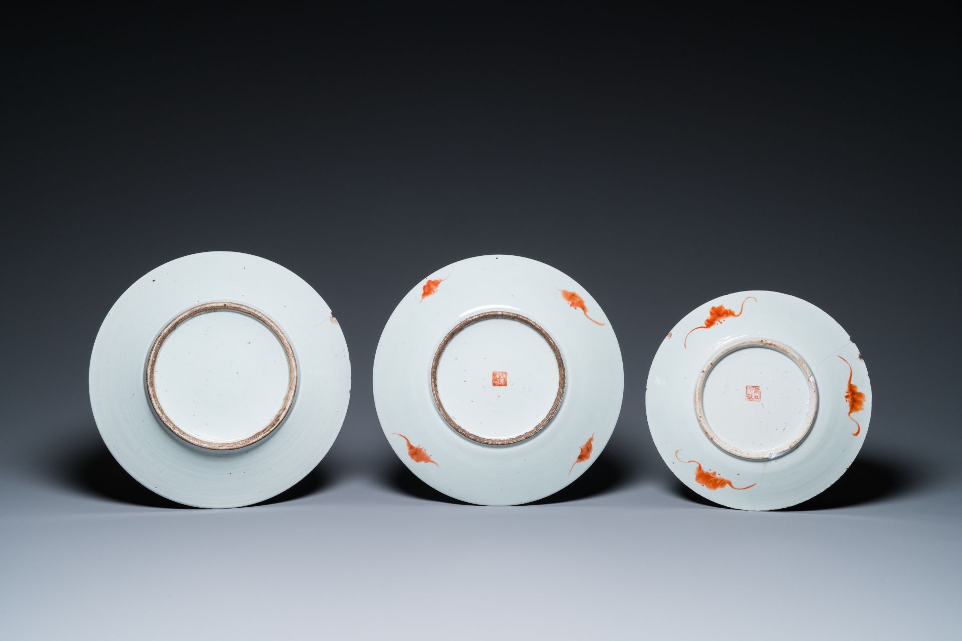 A varied collection of Chinese famille rose and qianjiang cai porcelain, 19/20th C. - Bild 5 aus 19