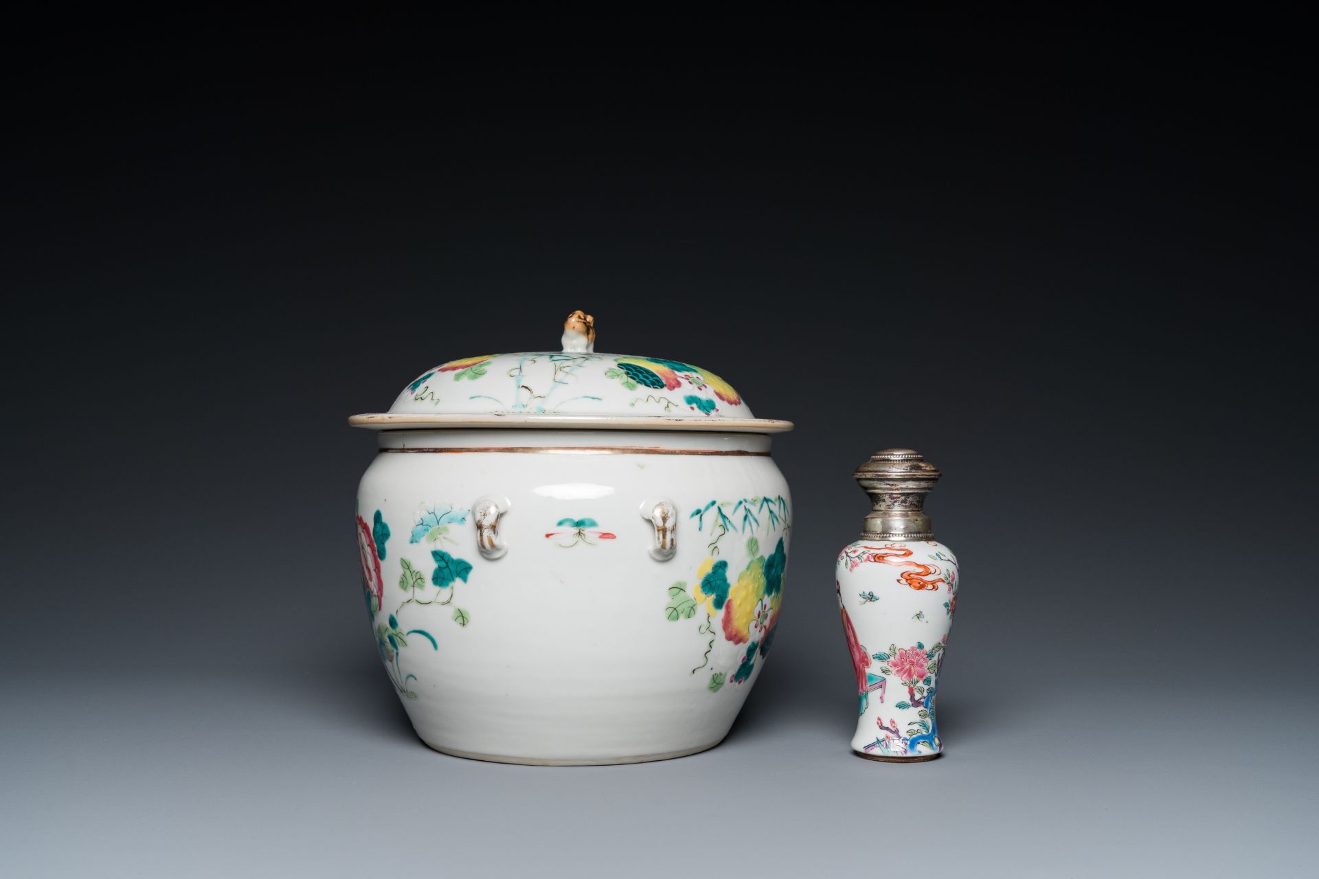 A Chinese silver-mounted famille rose vase and a covered bowl, 19th C. - Bild 3 aus 7