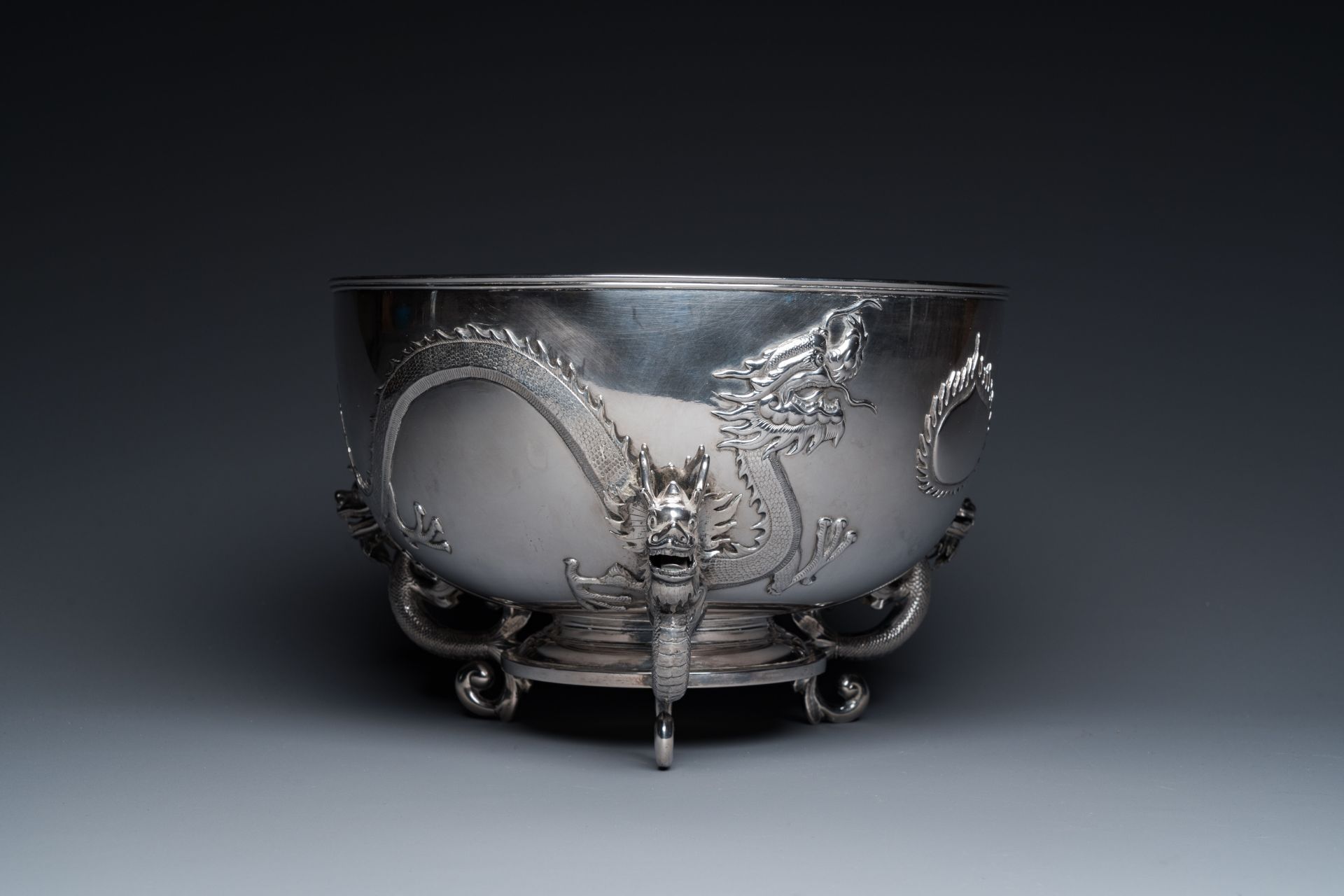 A large Chinese silver bowl resting on three dragon feet, marked for Kun He, Shanghai, 19/20th C. - Image 6 of 12