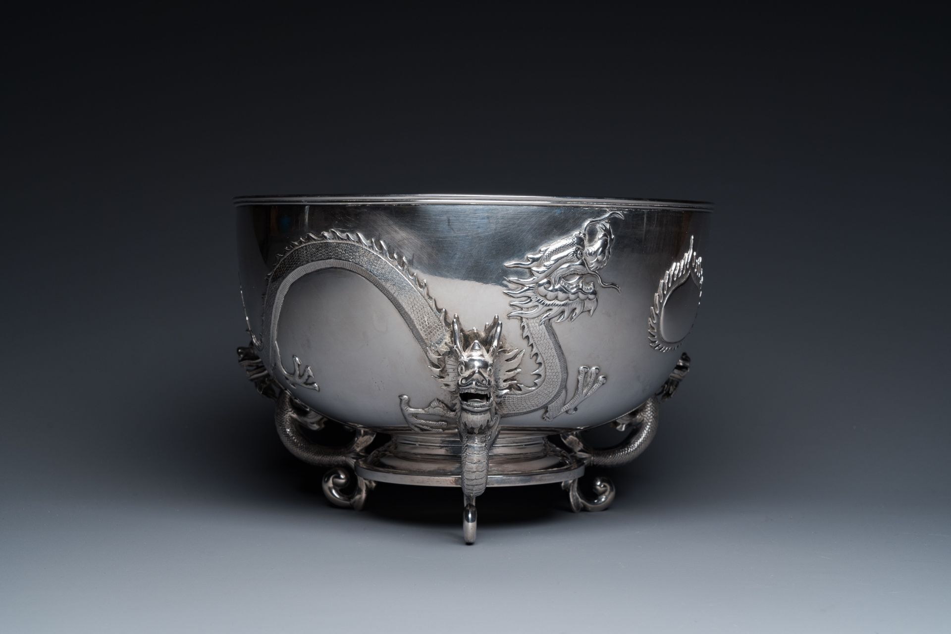 A large Chinese silver bowl resting on three dragon feet, marked for Kun He, Shanghai, 19/20th C. - Bild 6 aus 12